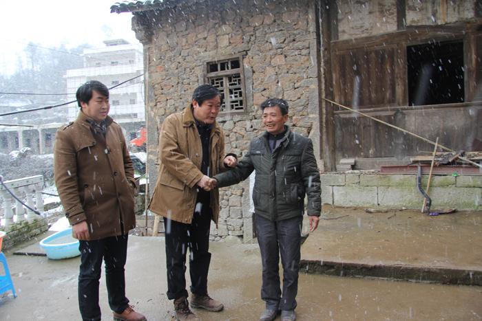 杨在锋副书记（中）与依聋村支书握手告别