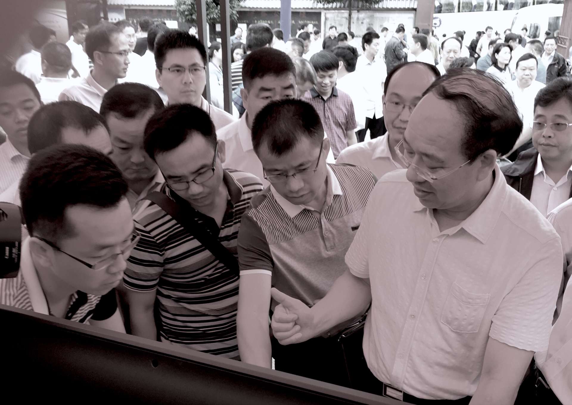 图三 刘远坤副省长观摩测绘院展台与测绘院工作人员亲切交谈.JPG