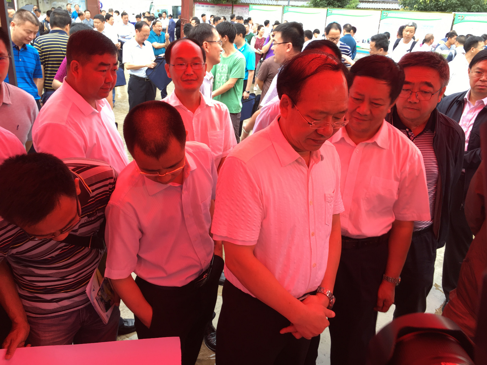 图四 刘远坤副省长观摩测绘院展台.JPG