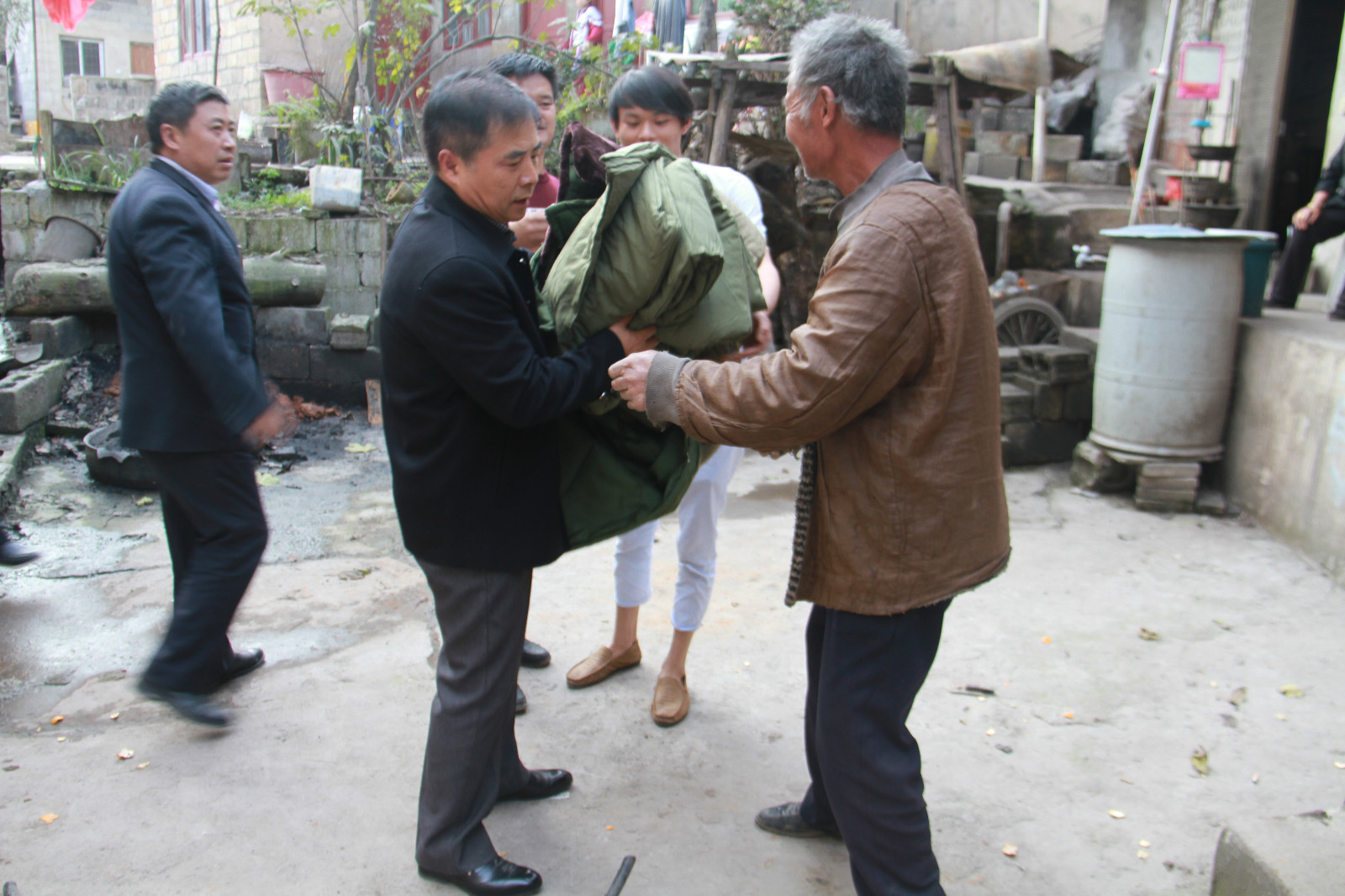 11月21日，局副巡视员石平率第七调研组深入六盘水钟山区月照社区玉顶村开展调研督导和慰问活动。图为石平（前排左)向玉顶村贫困户送棉被、棉大衣。.JPG