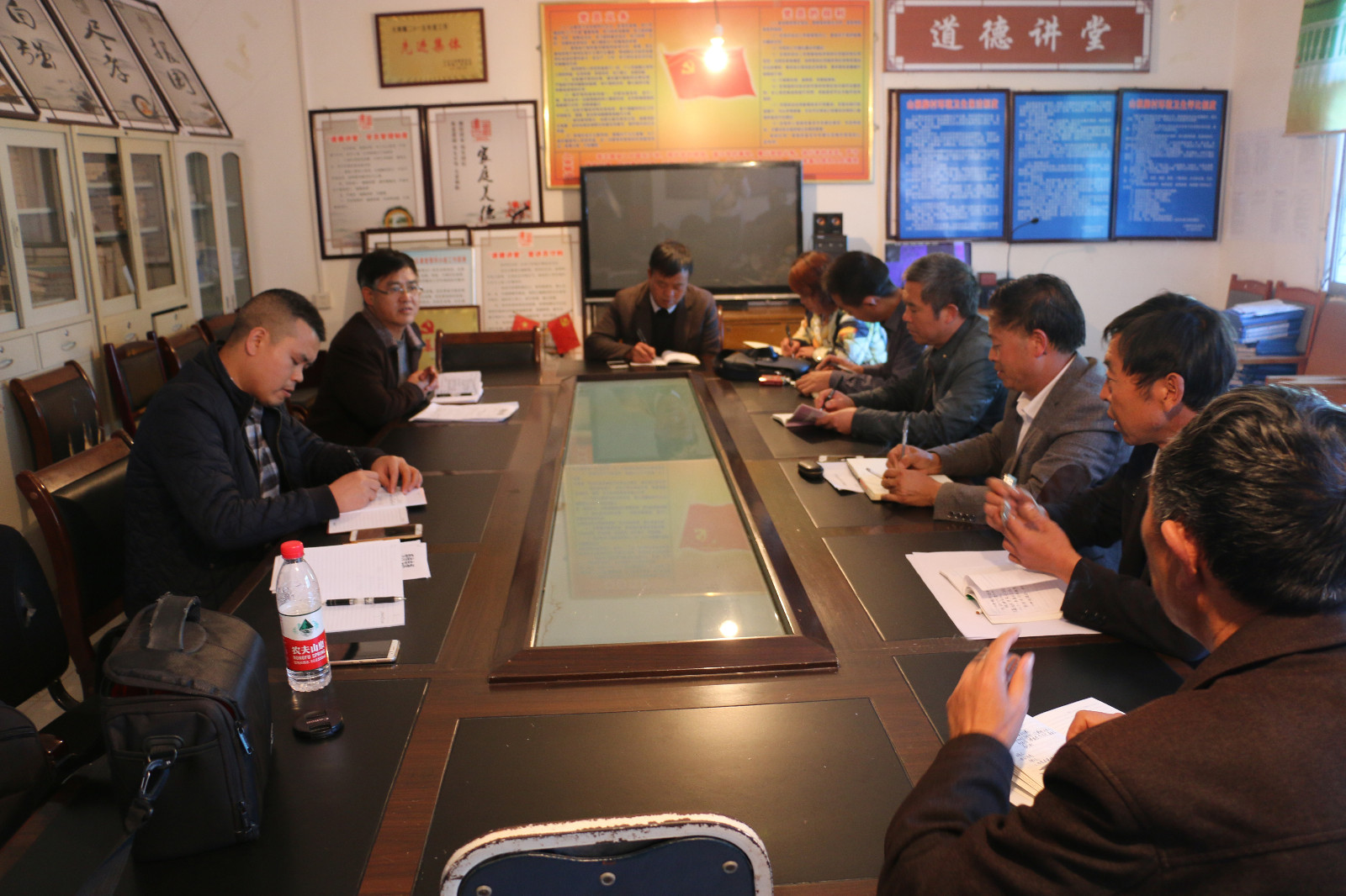 与村支两委召开座谈会111队.JPG