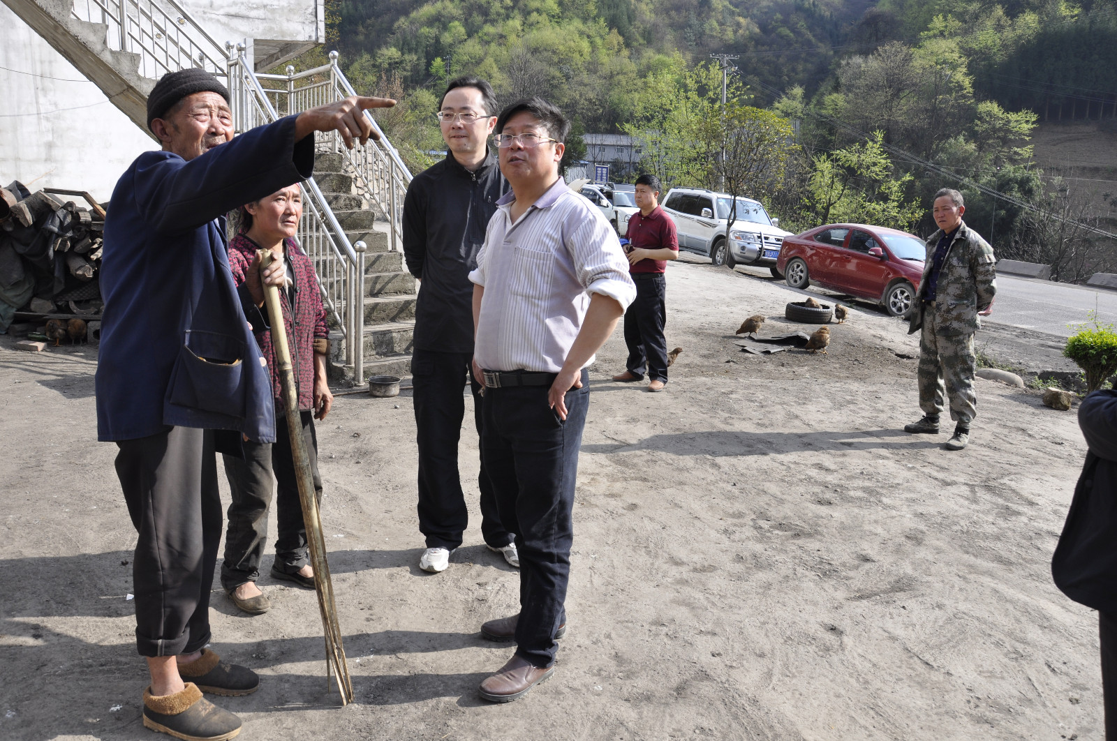 局纪委书记蒙忠（左三）与村民张绵学（左一）交谈（林小会摄）.JPG