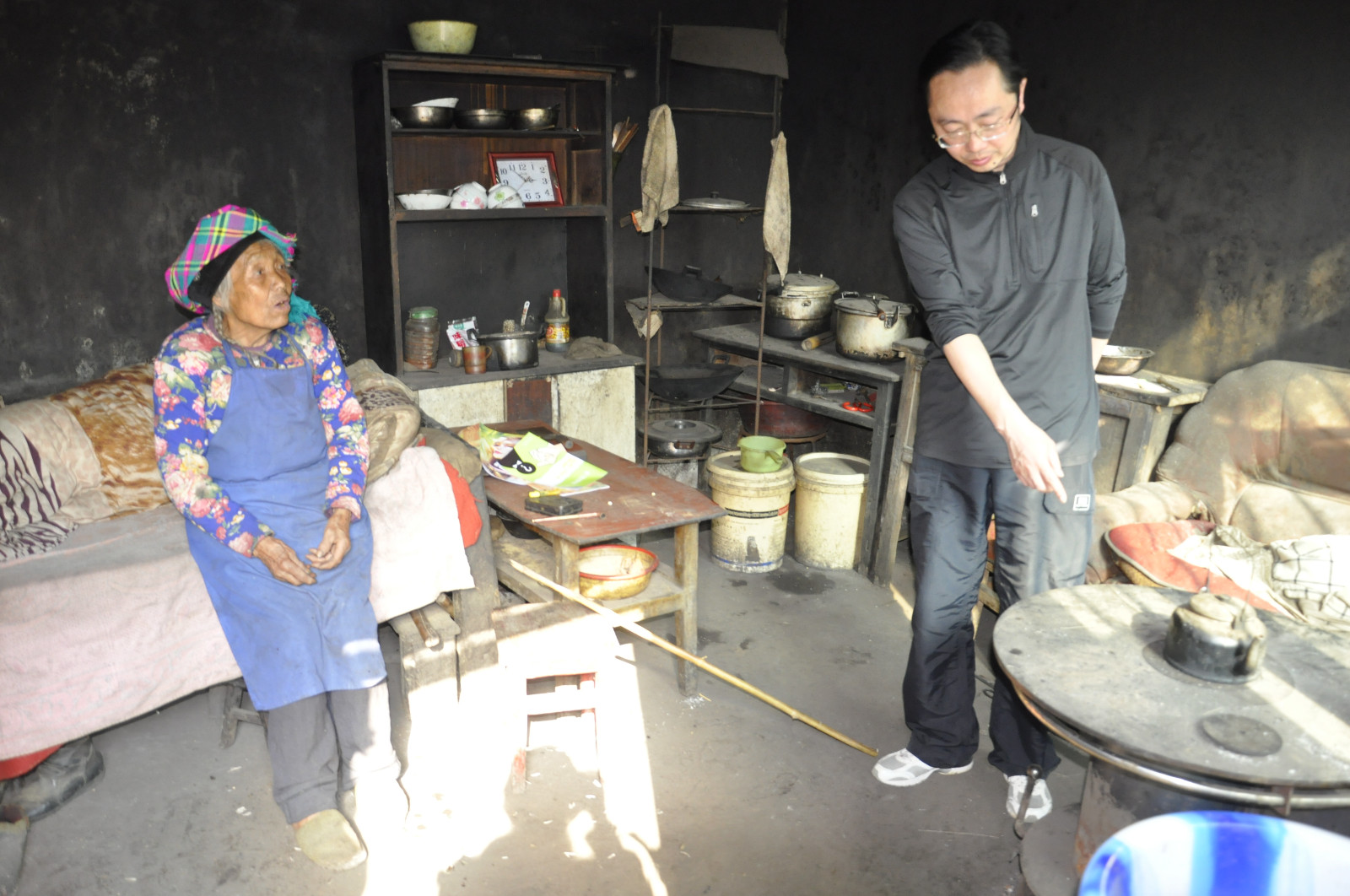 在马落菁村82岁高龄独居老人杨光妹家，局纪委书记蒙忠亲切地问起老人的日常生活（林小会摄）.JPG