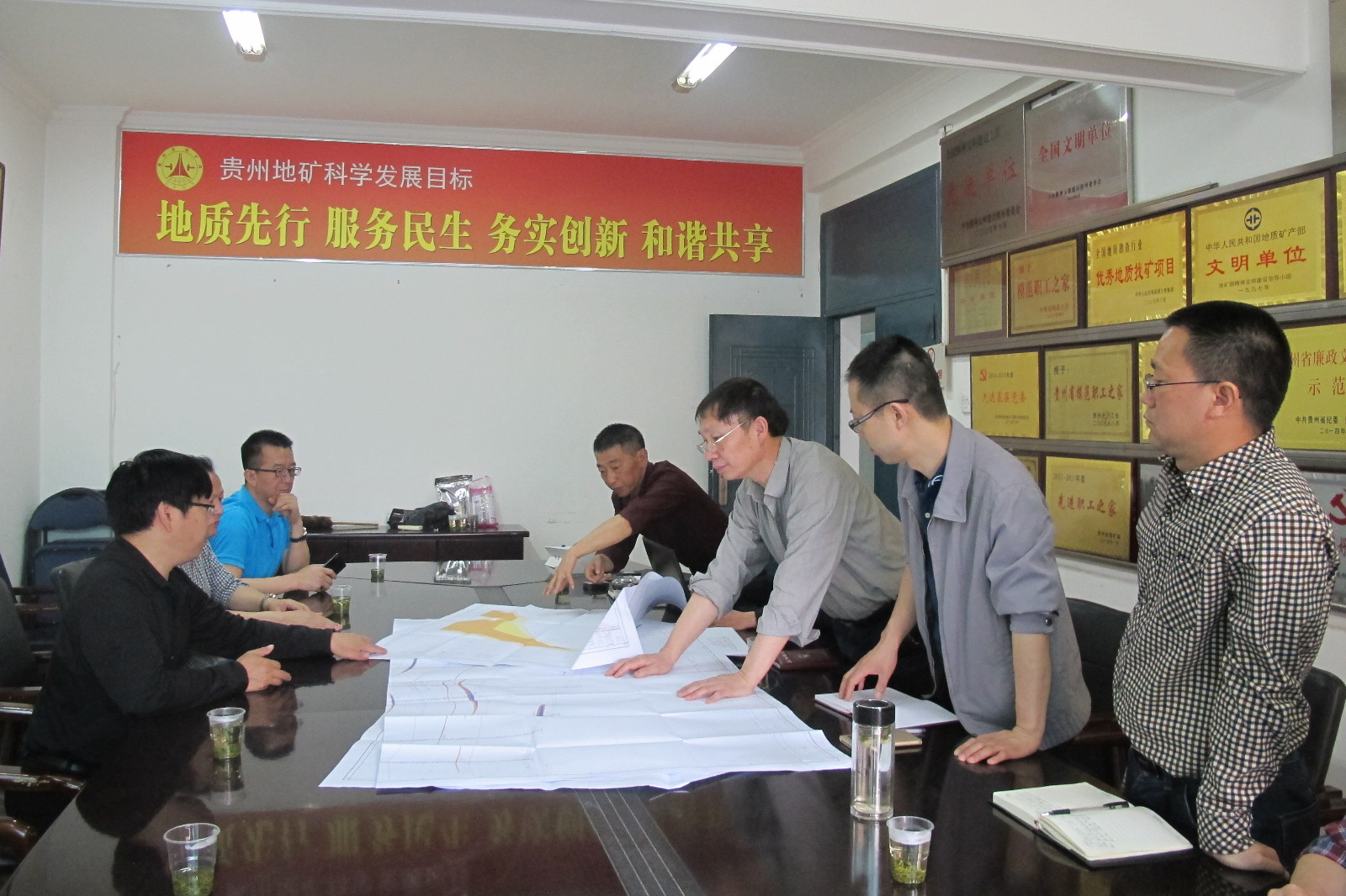 双方就者相二地质资料图进行交流论证.JPG