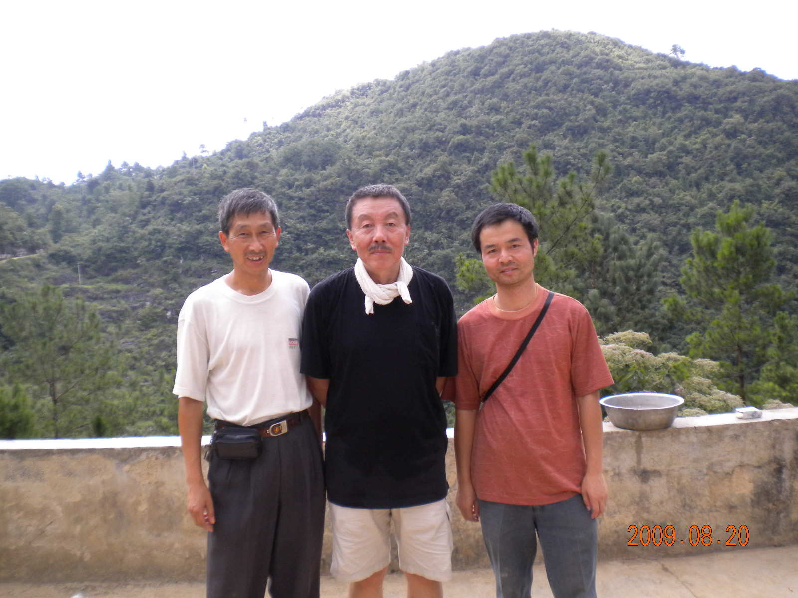 FAST首席科学家南仁东与贵州地质队员在工地合影。.JPG