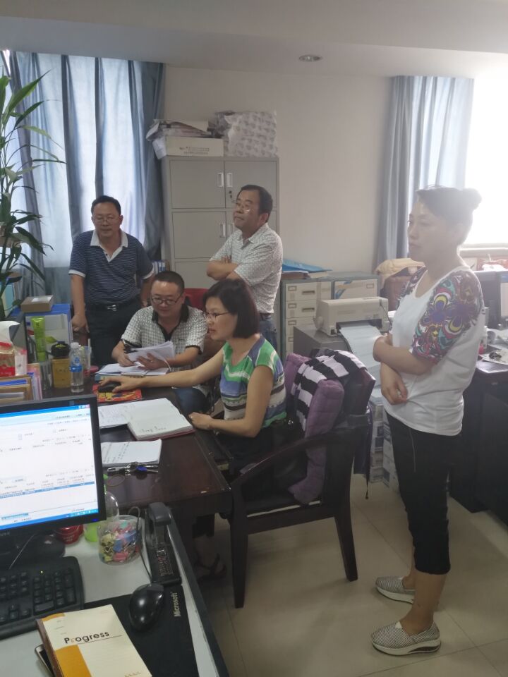 督查组在114队抽查三公经费情况.jpg