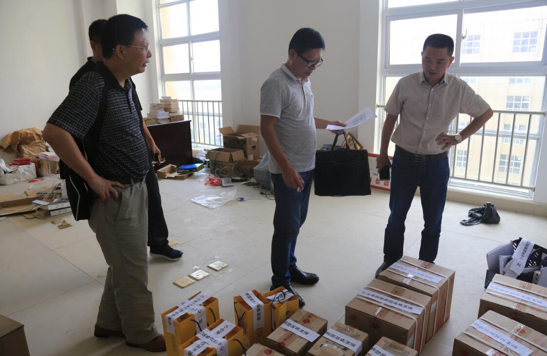督查组在装备中心督查白酒封存情况.jpg