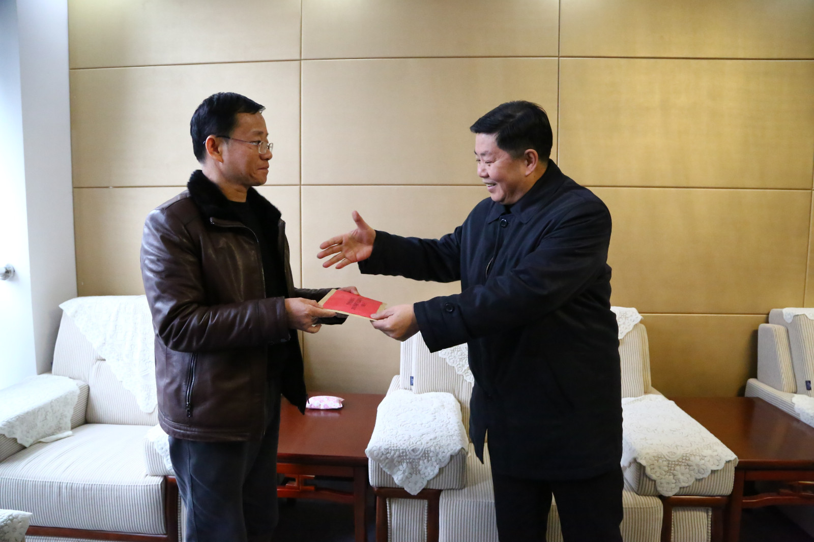 付局长代表局党委慰问我院老劳模——陶平同志.JPG