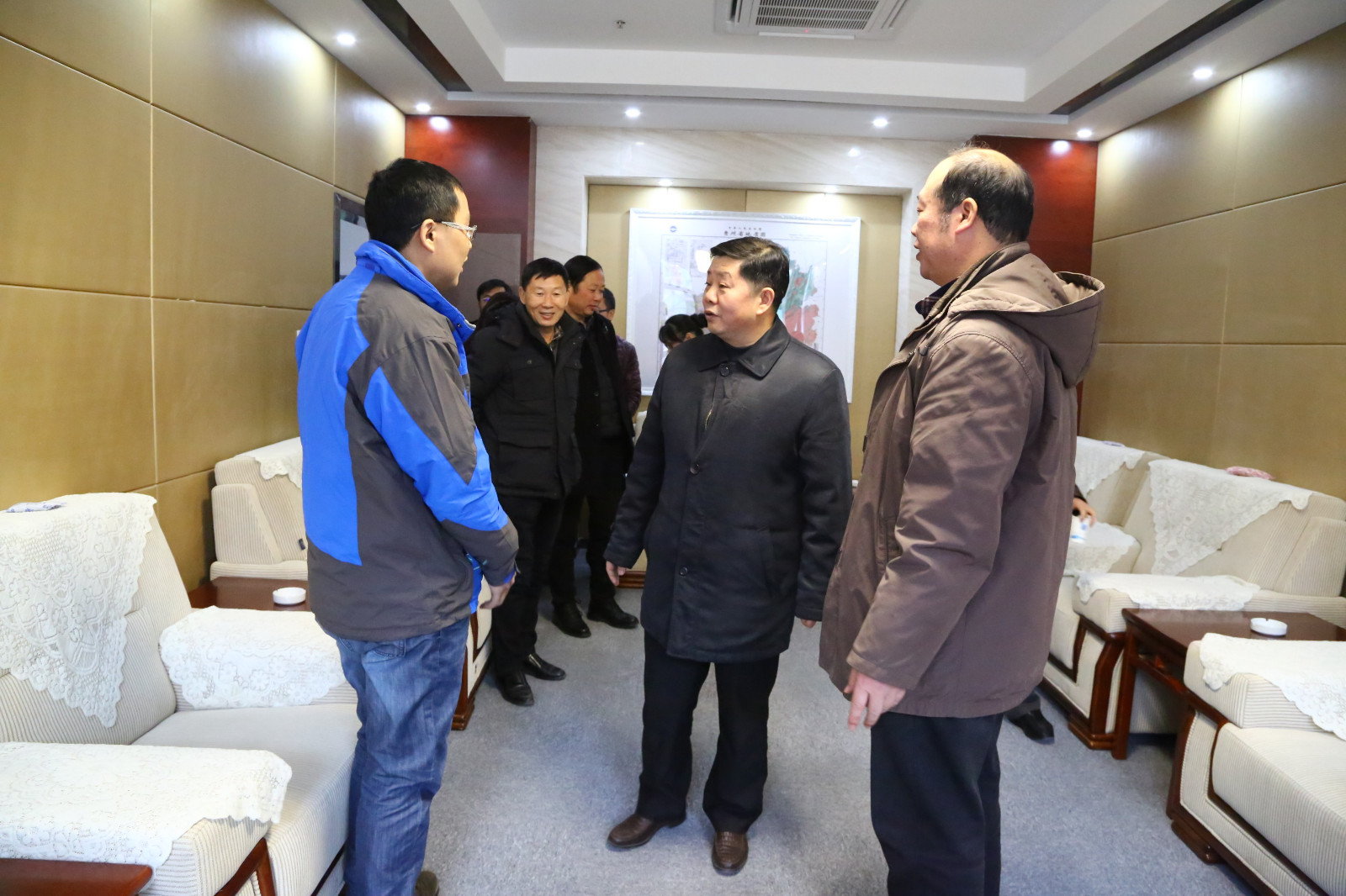 付局长代表局党委来我院进行慰问，图为付局长与我院肝移植职工进行亲切交谈.JPG
