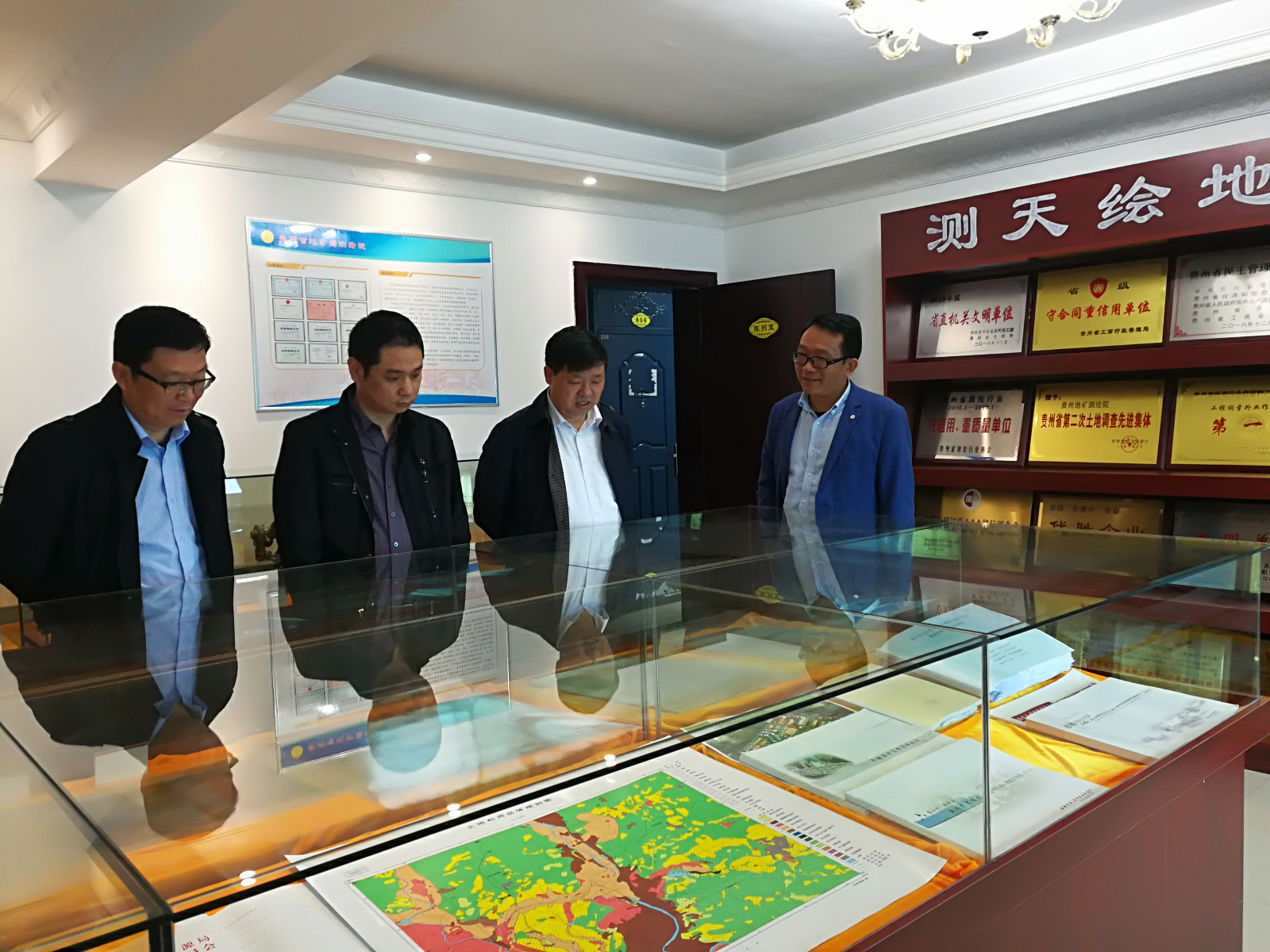 省国土资源厅土地整治中心主任姚志勇参观测绘院测绘成果陈列室.jpg