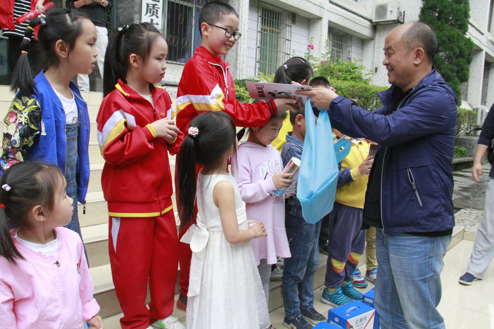 117队工会主席赵毅林为孩子们发放慰问品.jpg
