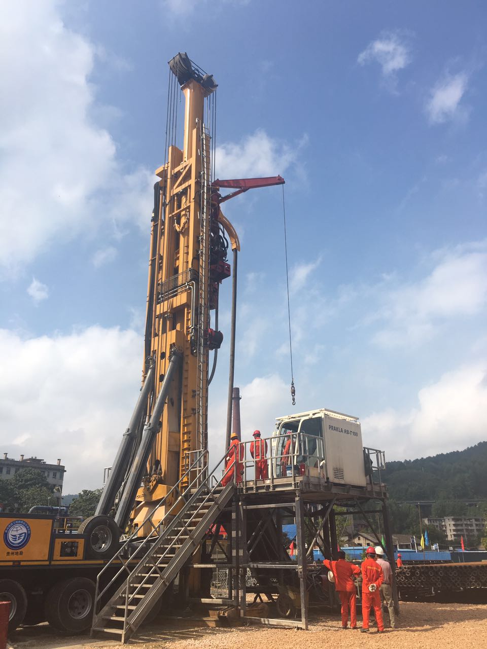 8月16日，贵州省地矿局最新钻探设备宝峨RB-T100屹立于贵州黔东南凯里市一少数民族村落,18分钟钻进9.5米.（王琴）2.jpg