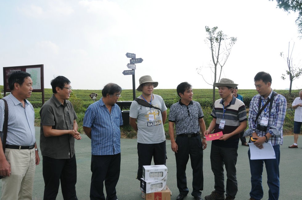 钟惠明主席一行为114队湄潭普查组队员送去慰问金和防暑饮料.jpg