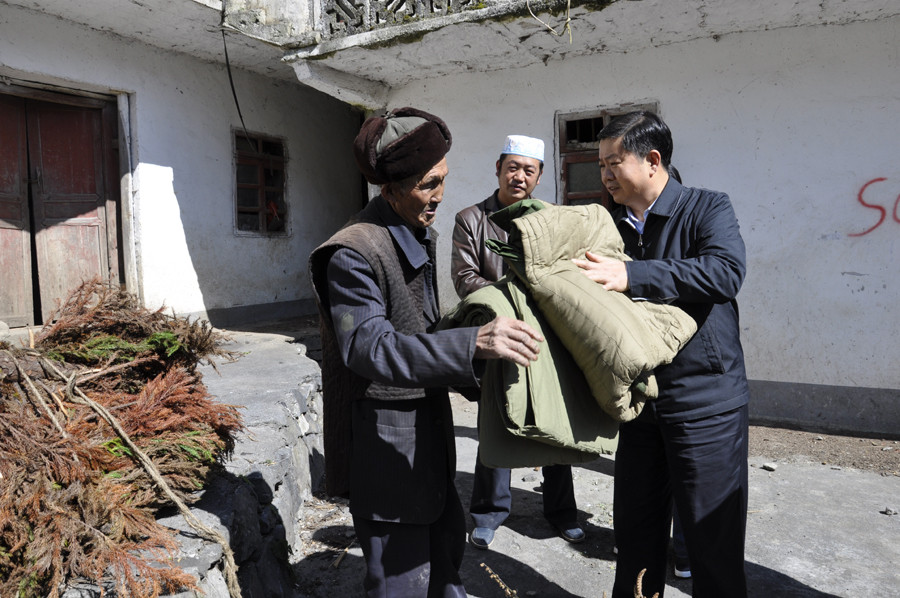 _11月16日，局党委书记、局长付贵林到六盘水市钟山区双戛社区慰问贫困户马玉学（林小会摄）.JPG