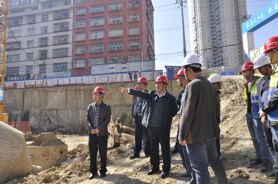副局长朱春孝（右二）在113队地矿绘景苑检查安全（林小会）.JPG