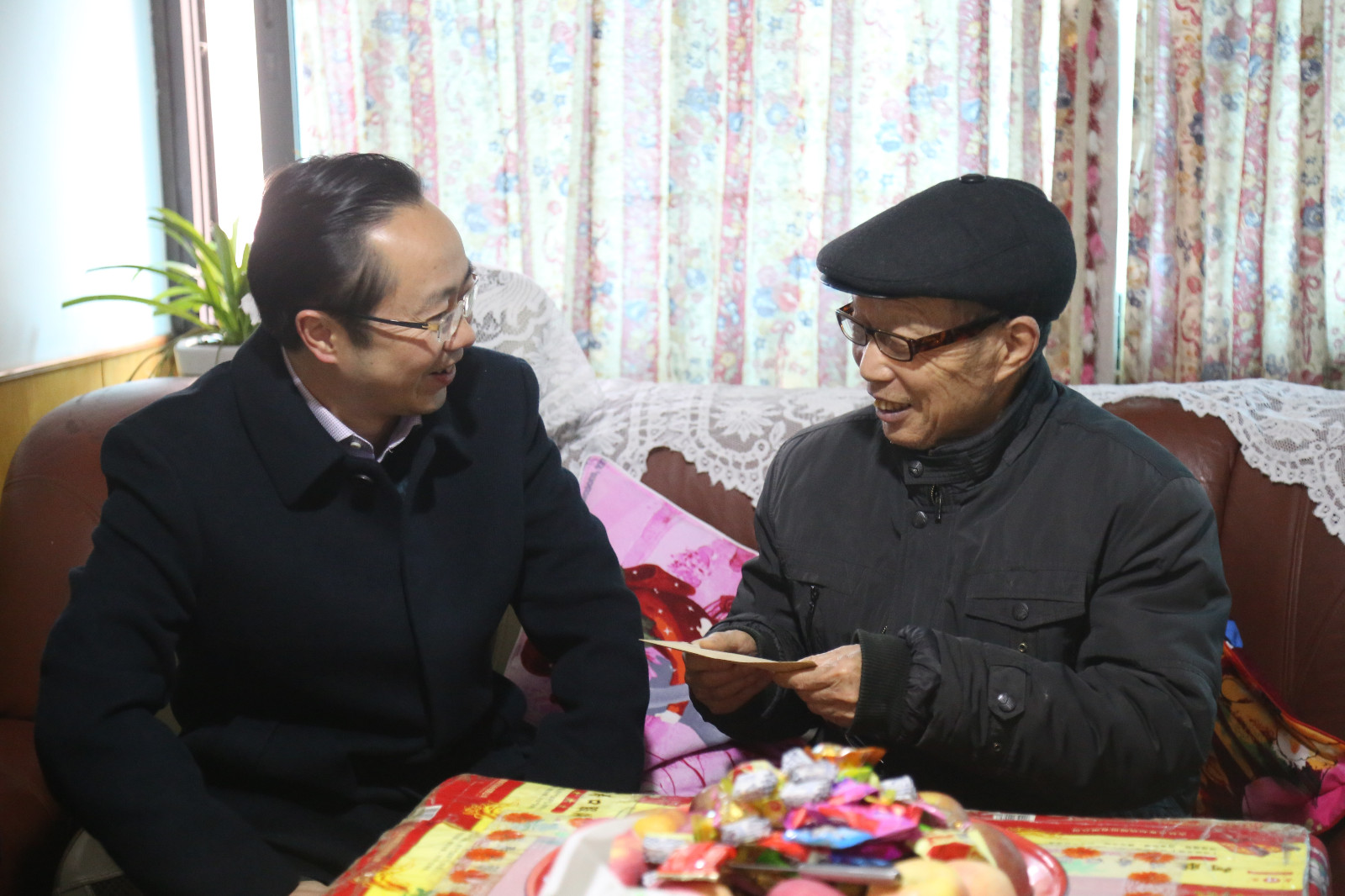 蒙忠书记向离休老党员发放慰问金.JPG