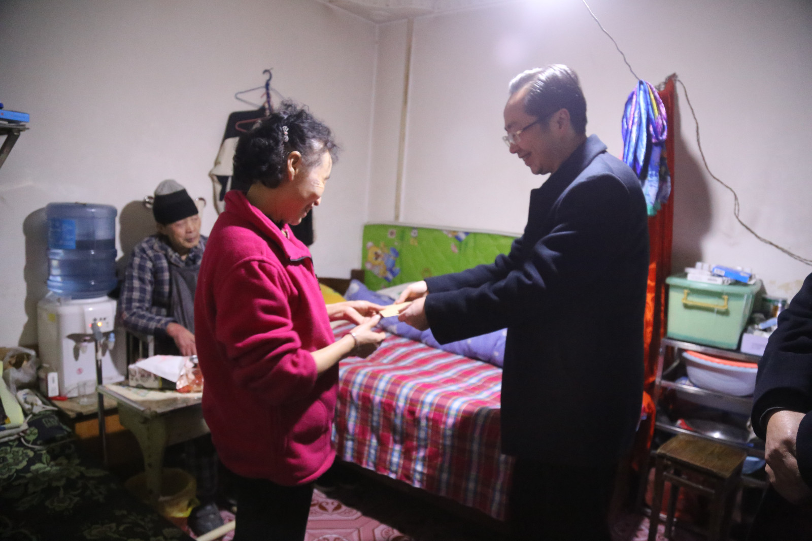 蒙忠书记为瘫痪党员家属送上慰问金.JPG
