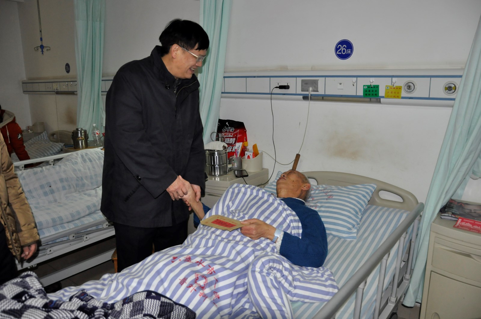 1月19日,副局长杨永忠慰问113队困难退休职工何登祥.JPG