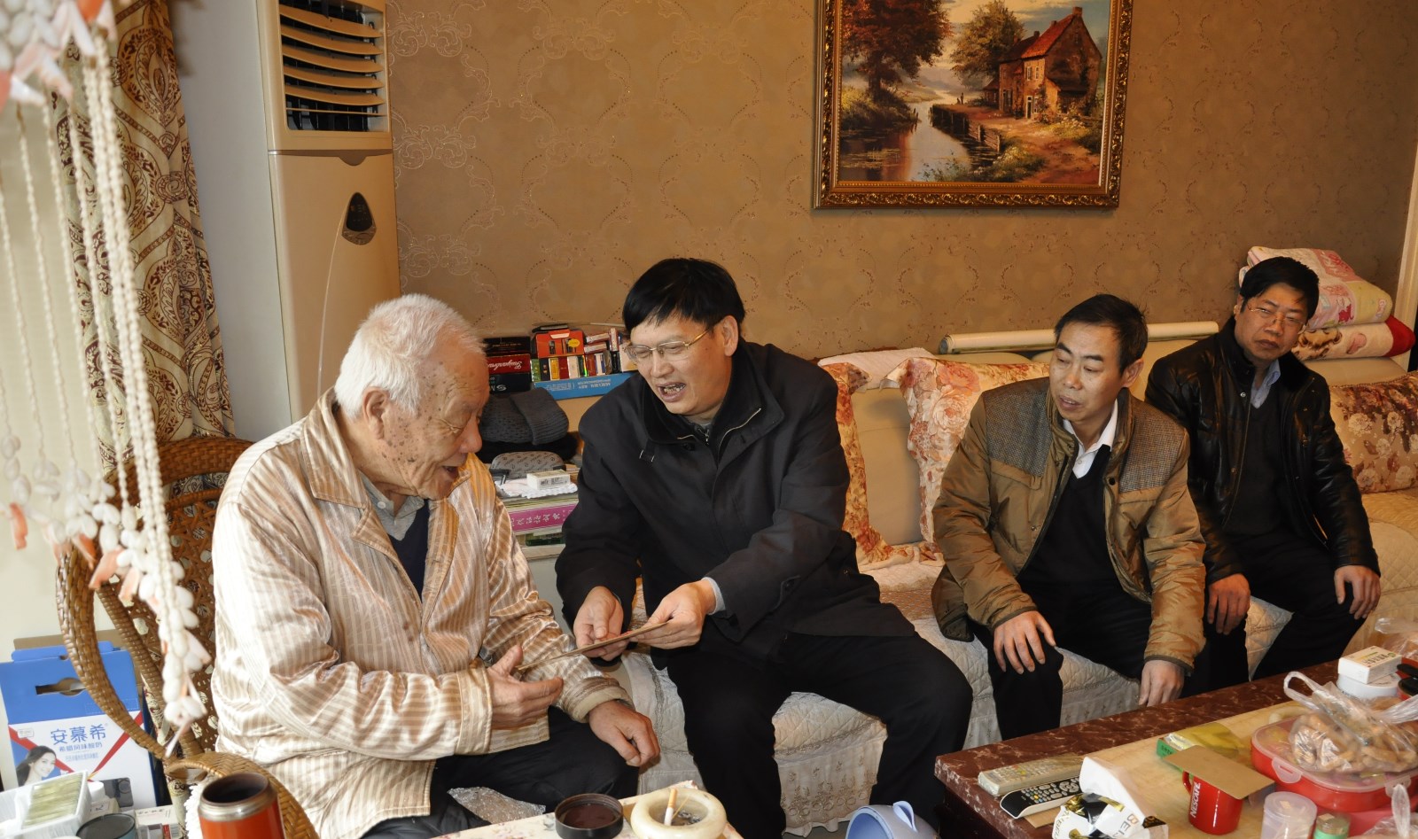 1月19日,副局长杨永忠慰问113队老领导高治安.jpg