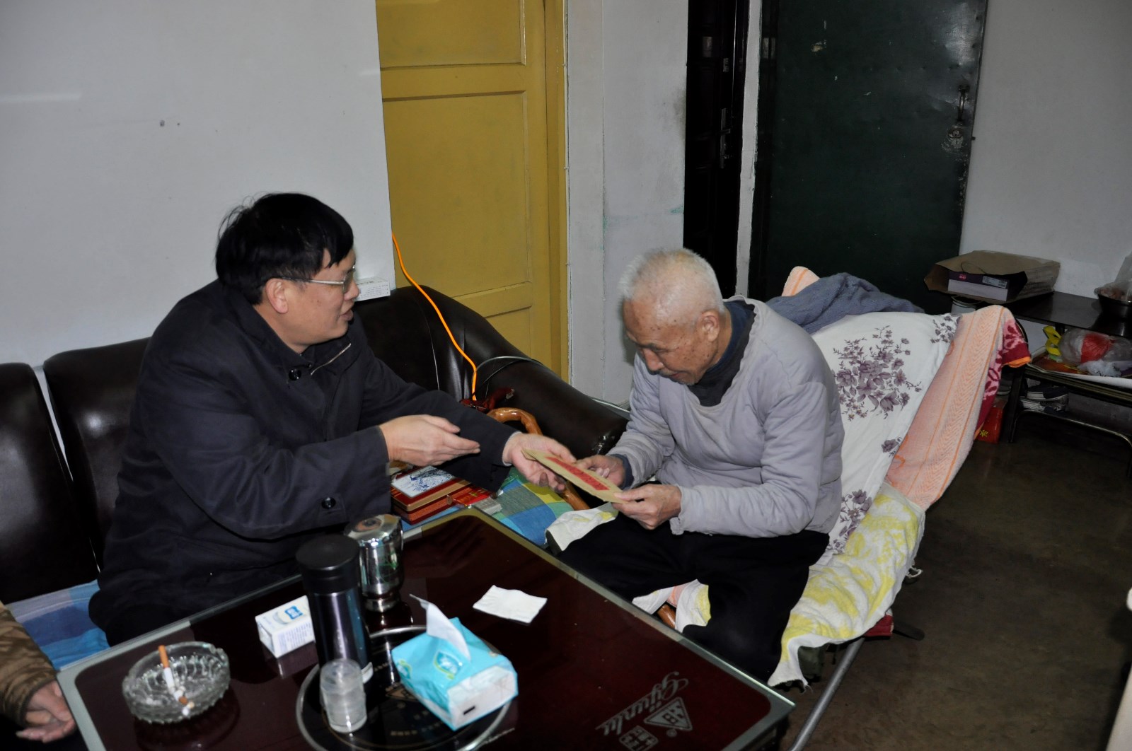 1月19日,副局长杨永忠慰问113队退休干部张以成.JPG