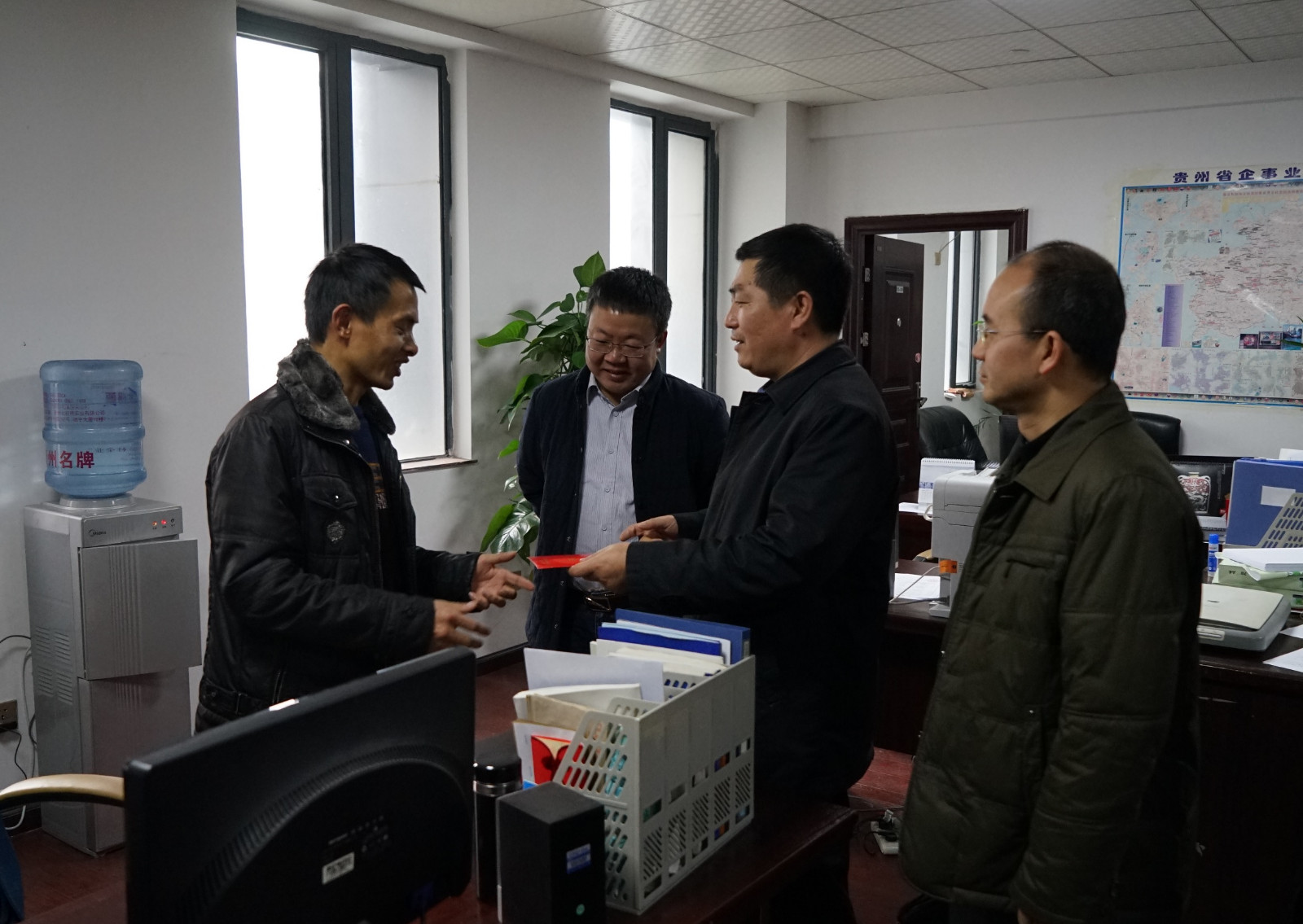 副局长朱春孝一行到基础公司慰问困难职工.jpg