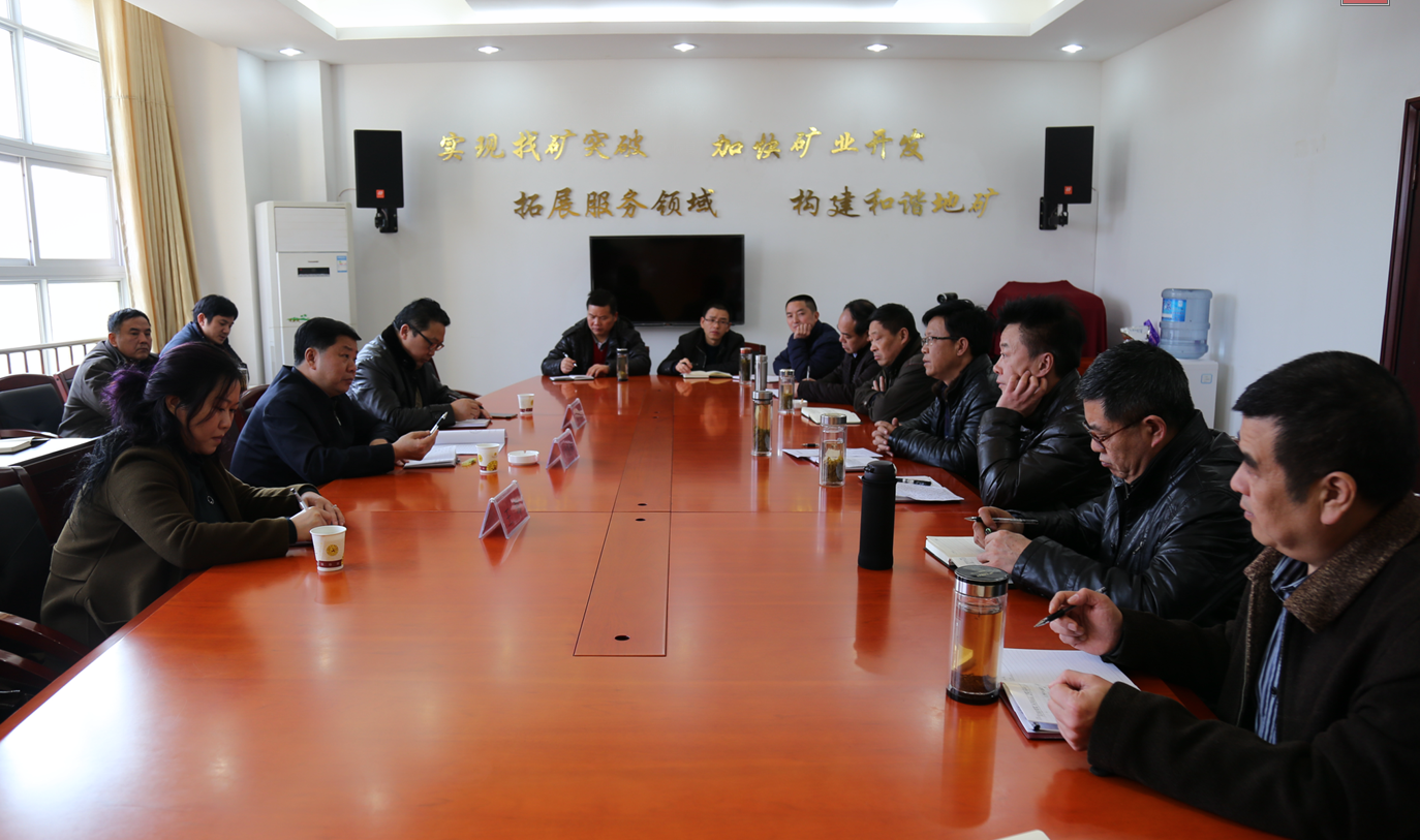 付贵林局长与局装备中心党政班子及中层干部展开座谈。（赵飞  摄）.png