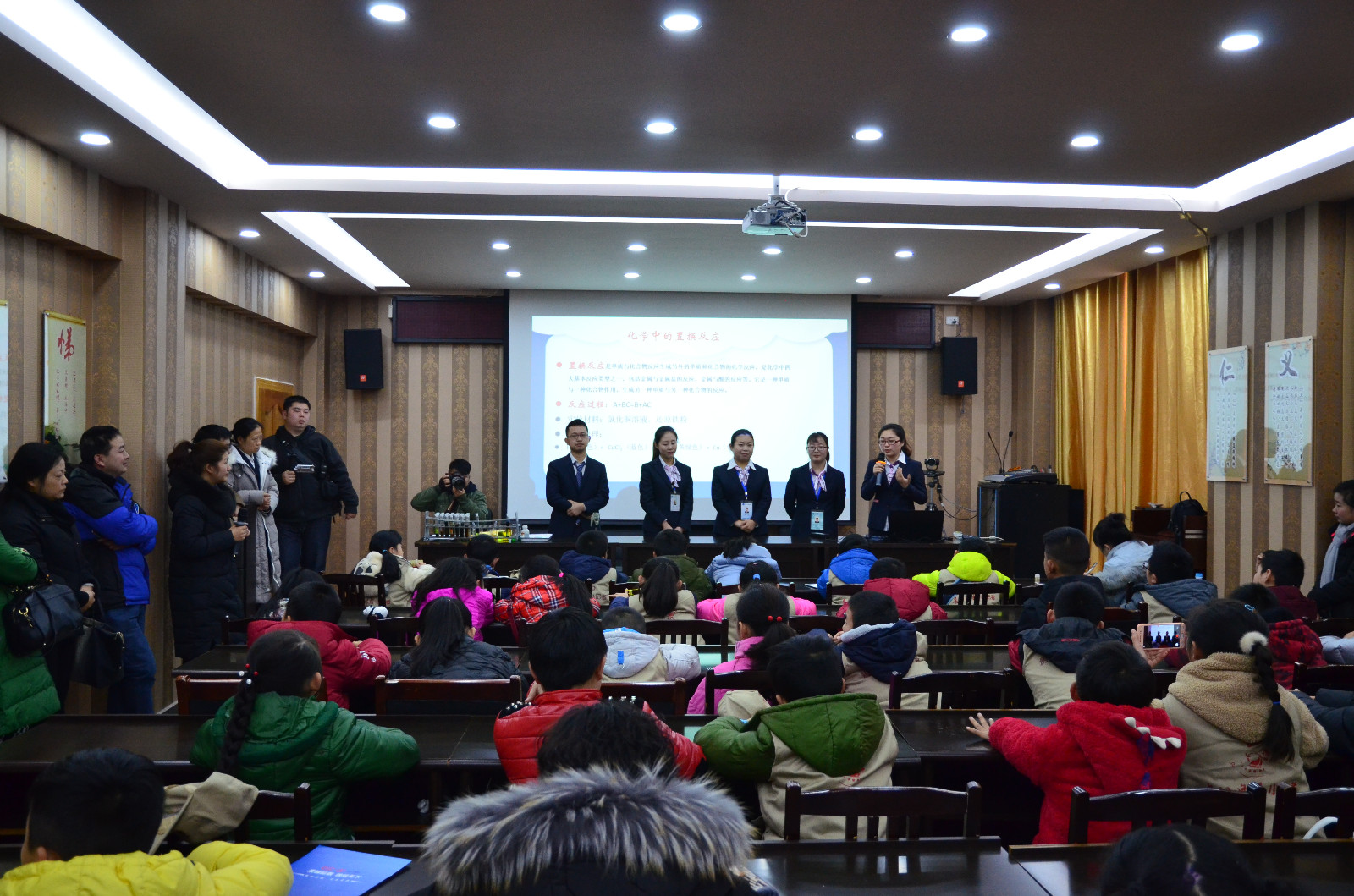 “模拟新闻发布会”讲解员答小记者问-杨刚拍摄.JPG