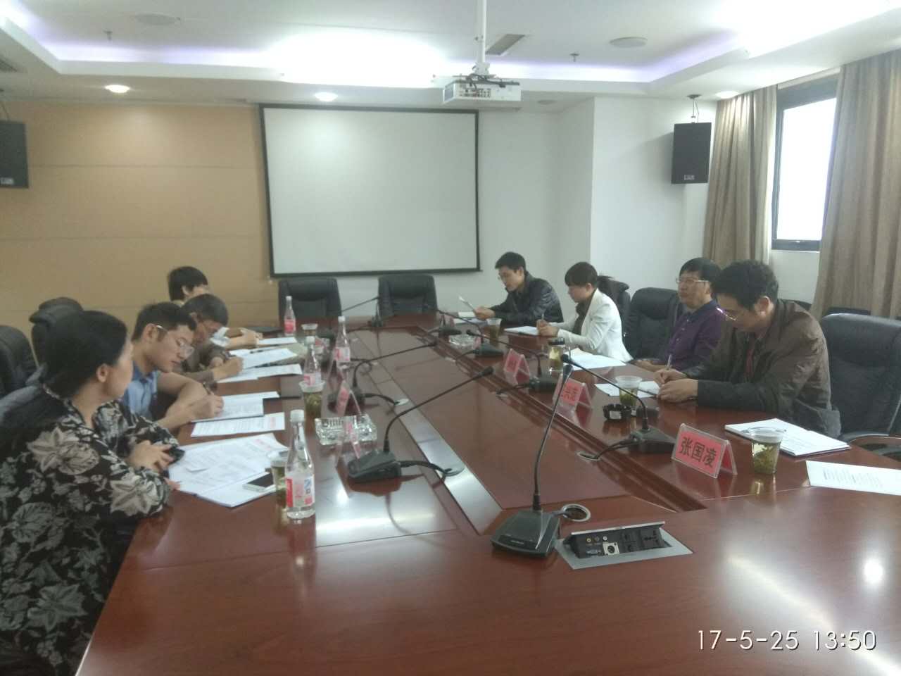 5月25日下午，湖南省地矿局一行4人到我局开展调研考察，了解我局人事、工资方面的有关情况。局离退处、人事处分别向他们介绍了我局离退休工作情况和人事、工资结构，并进行了双向交流。副局长、机关党委书记杨永忠出席了座谈会。（张国凌）.jpg