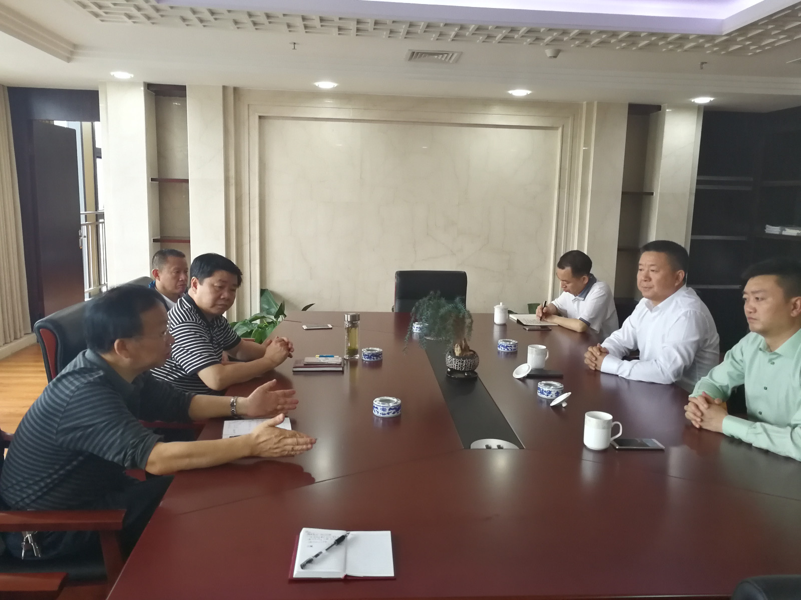局长、党委书记付贵林与重庆乌江实业公司座谈