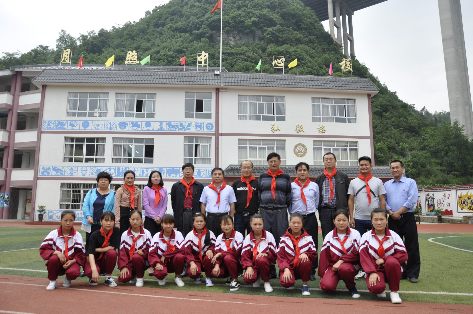 与学生代表合影（林小会摄）