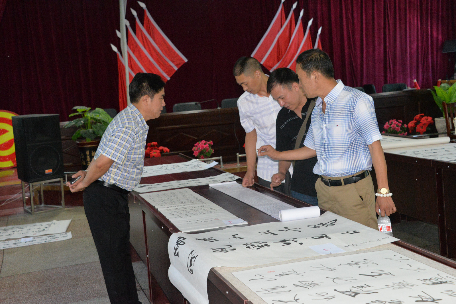 局工会钟惠明主席陪同书法专家对全局书法作品进行现场评奖