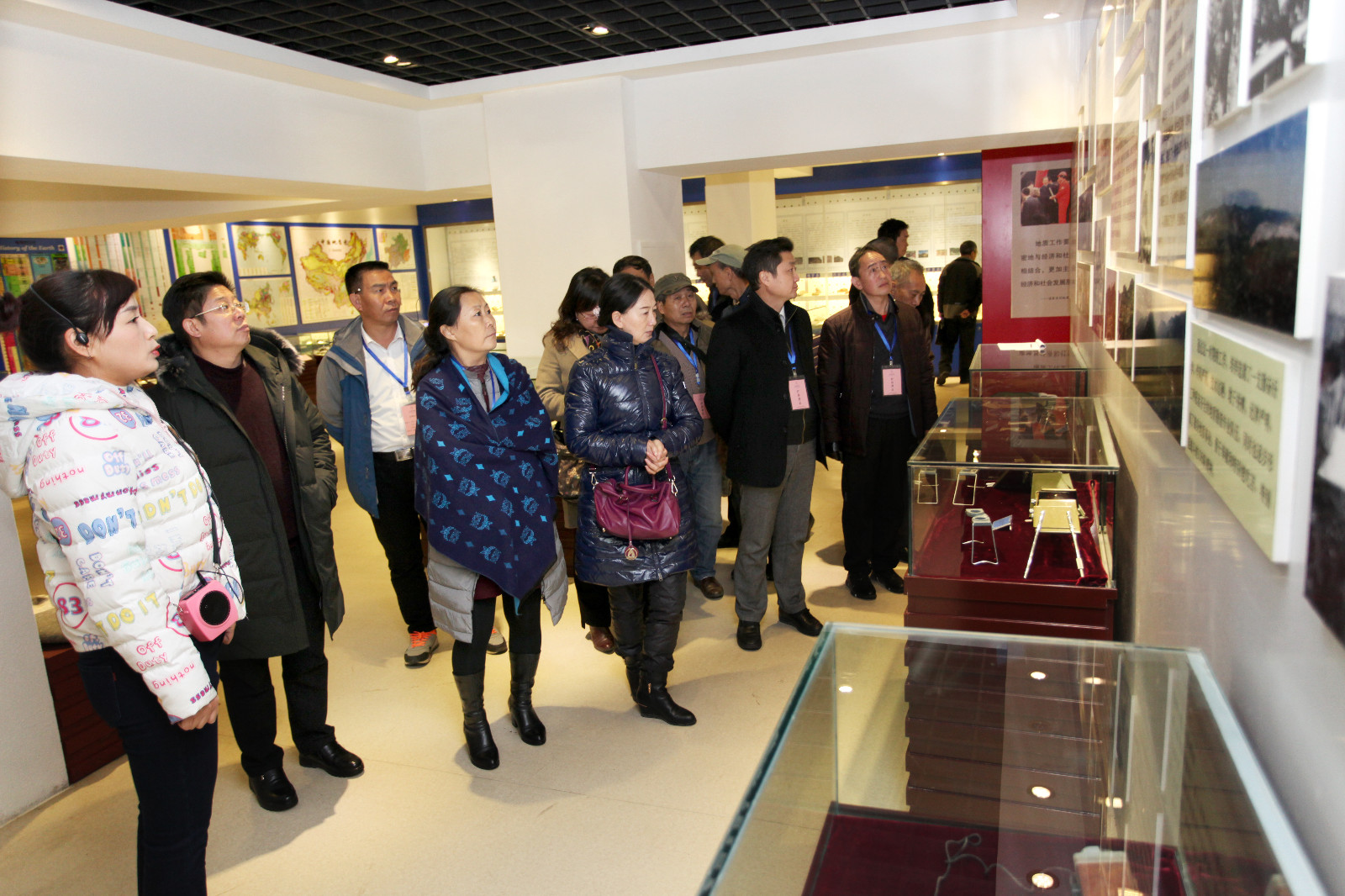 我局劳模先进们参观106地质队陈列室 我局劳模先进们参观106地质队陈列室