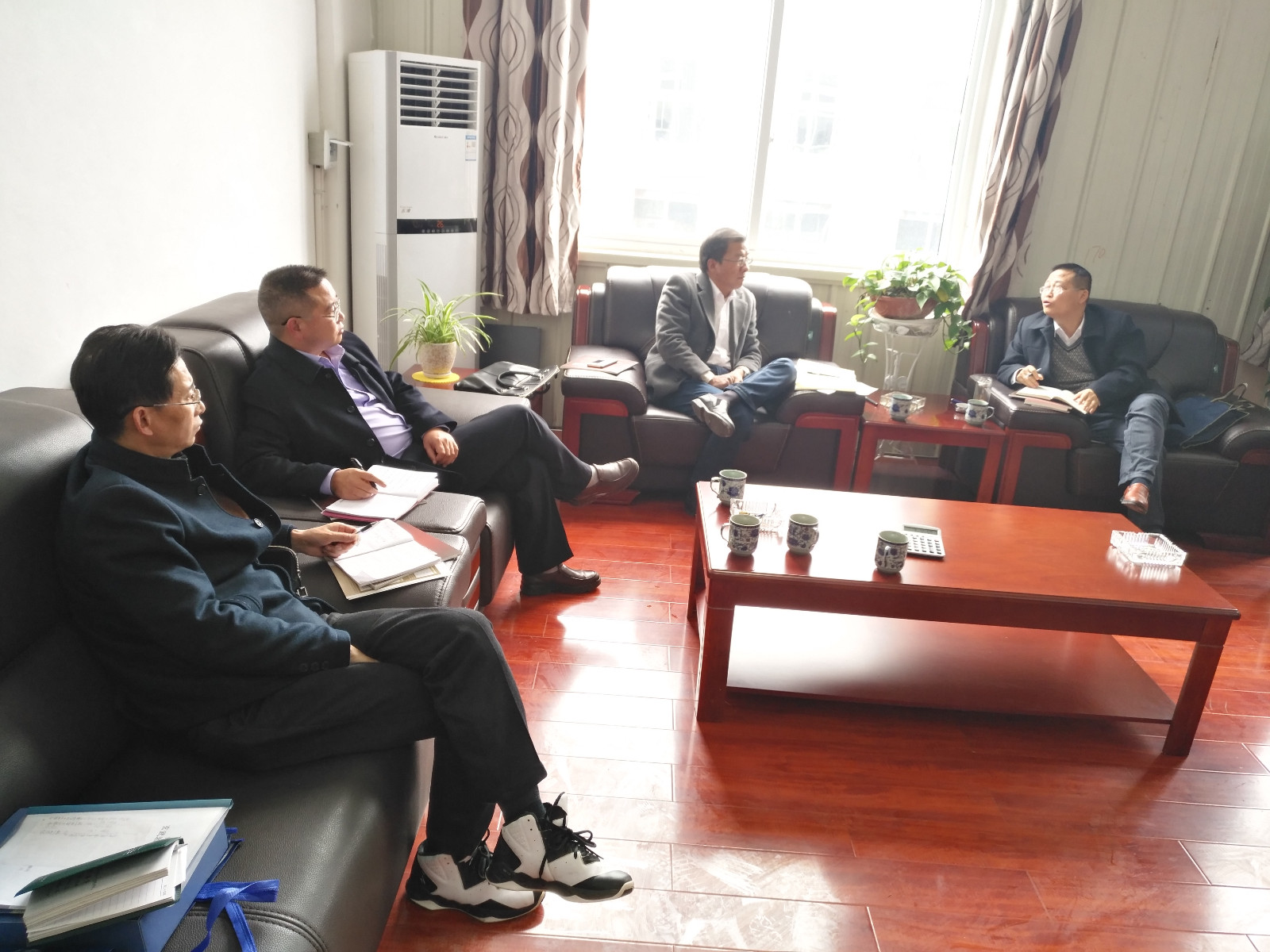 图为113地质队赵锋参加六盘水市玄武岩产业发展调研会（张胜泽）