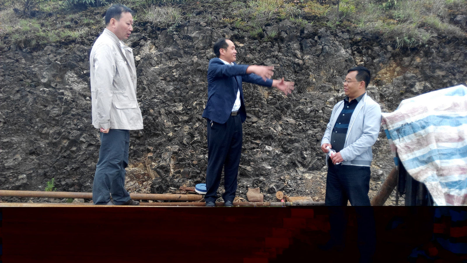 图为六盘水市国土局黎家良副局长视察野外工作（张胜泽摄）