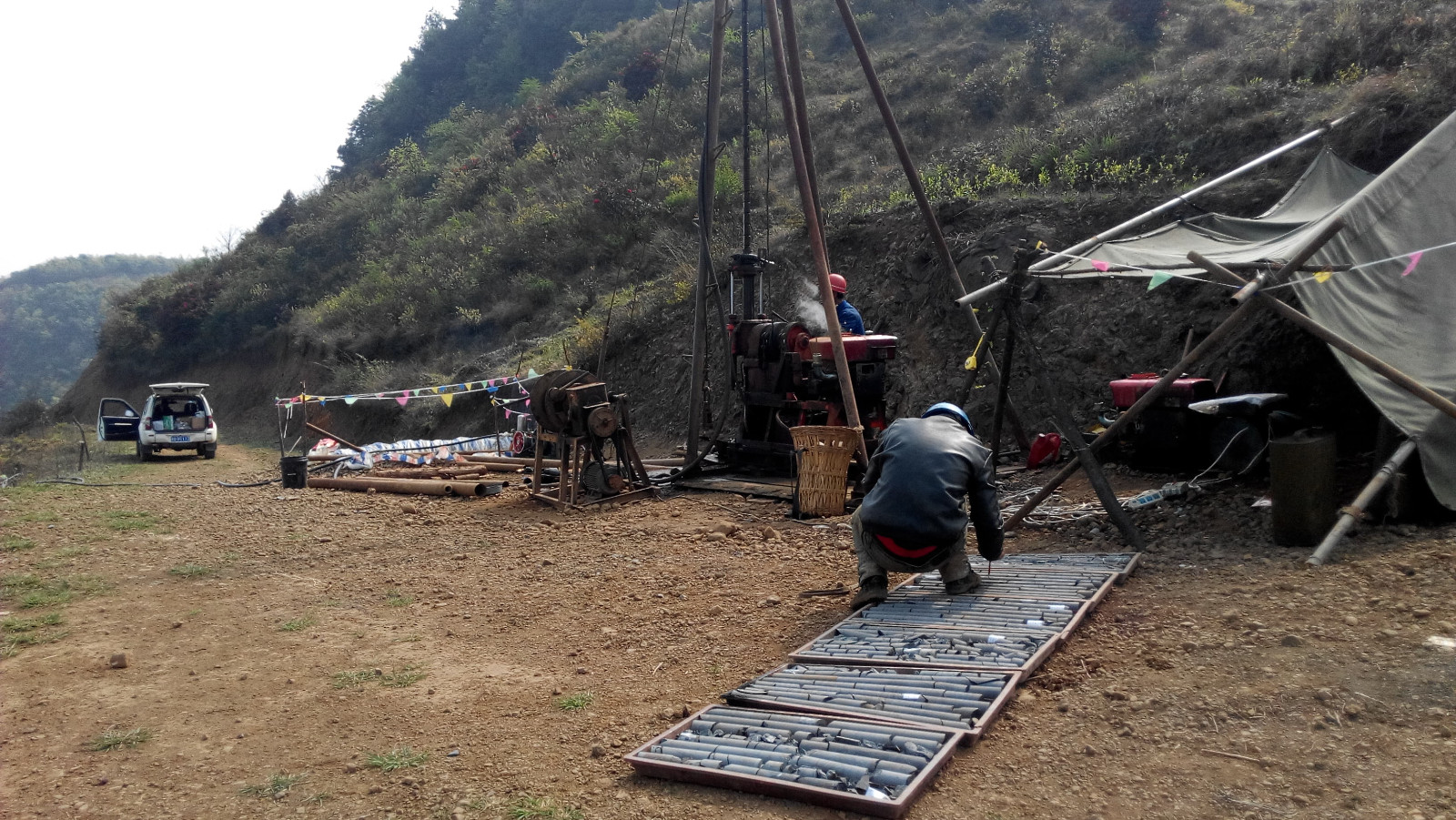 图为六盘水市玄武岩整体勘查钻探施工现场（张胜泽摄）