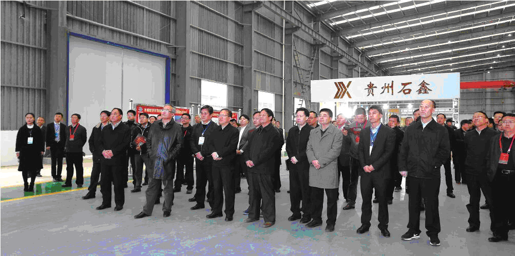 图为省领导视察六盘水市石鑫玄武岩科技公司纤维生产车间（凉都网提供）