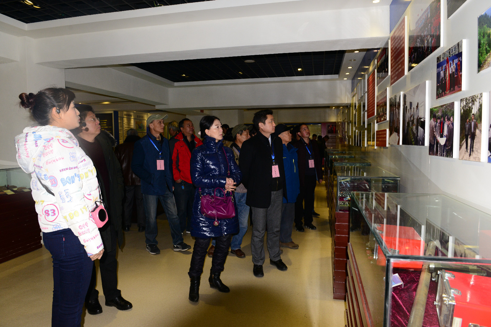 参观106队发展历程展板