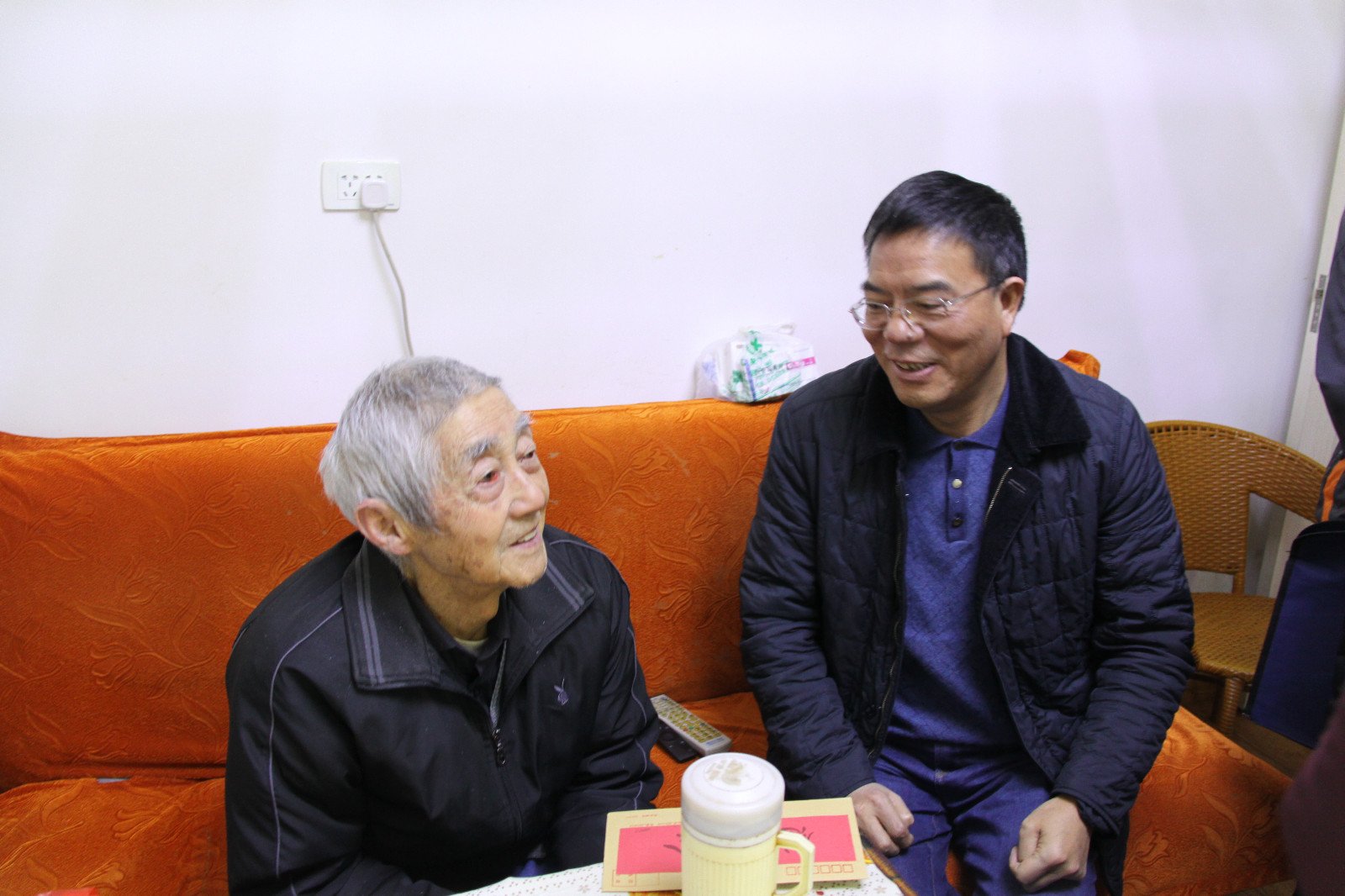 副局长周万强看望慰问86岁的退休老同志欧阳朴 副局长周万强看望慰问86岁的退休老同志欧阳朴