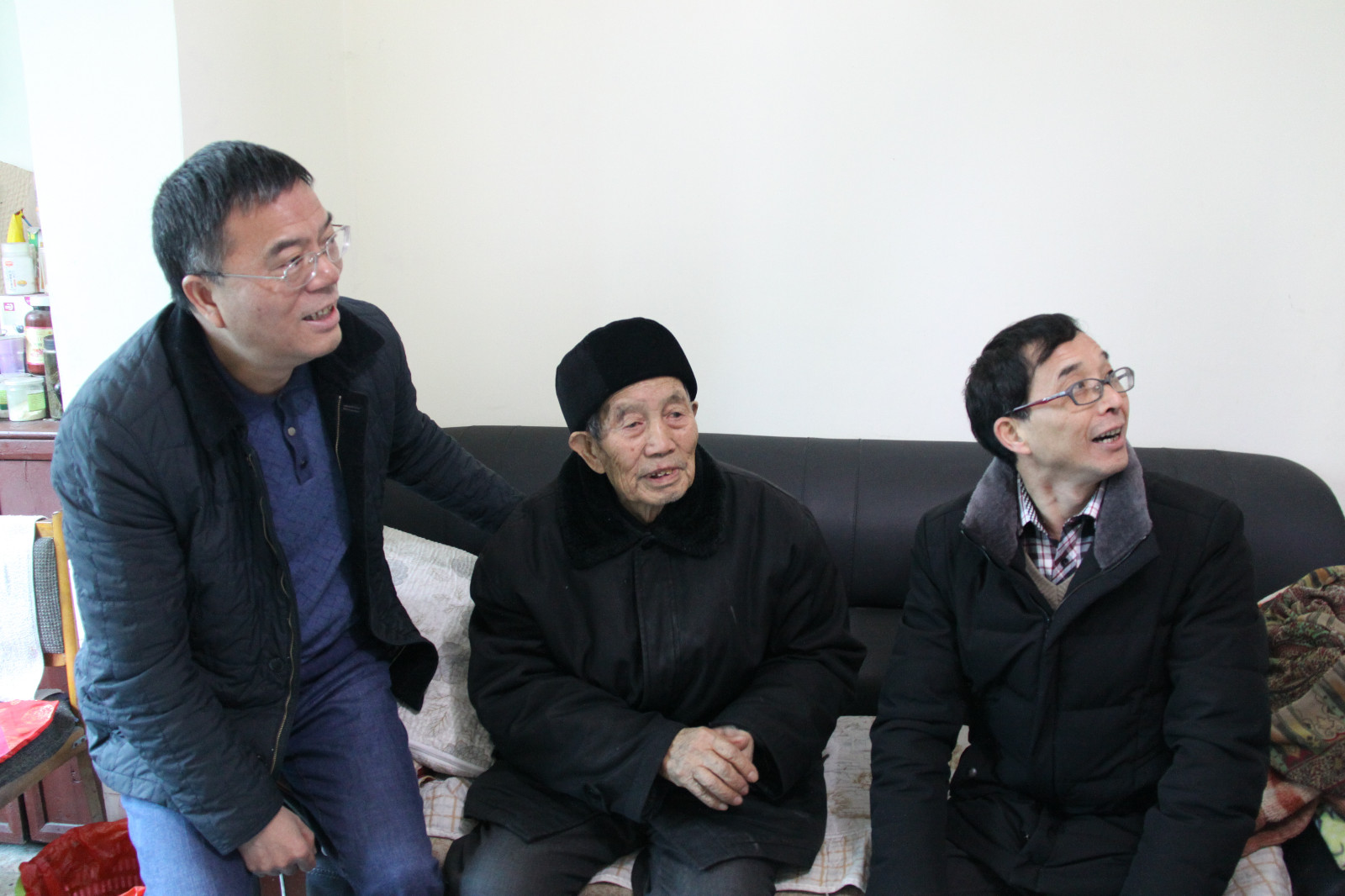 副局长周万强看望慰问93岁的退休老同志王才厚 副局长周万强看望慰问93岁的退休老同志王才厚