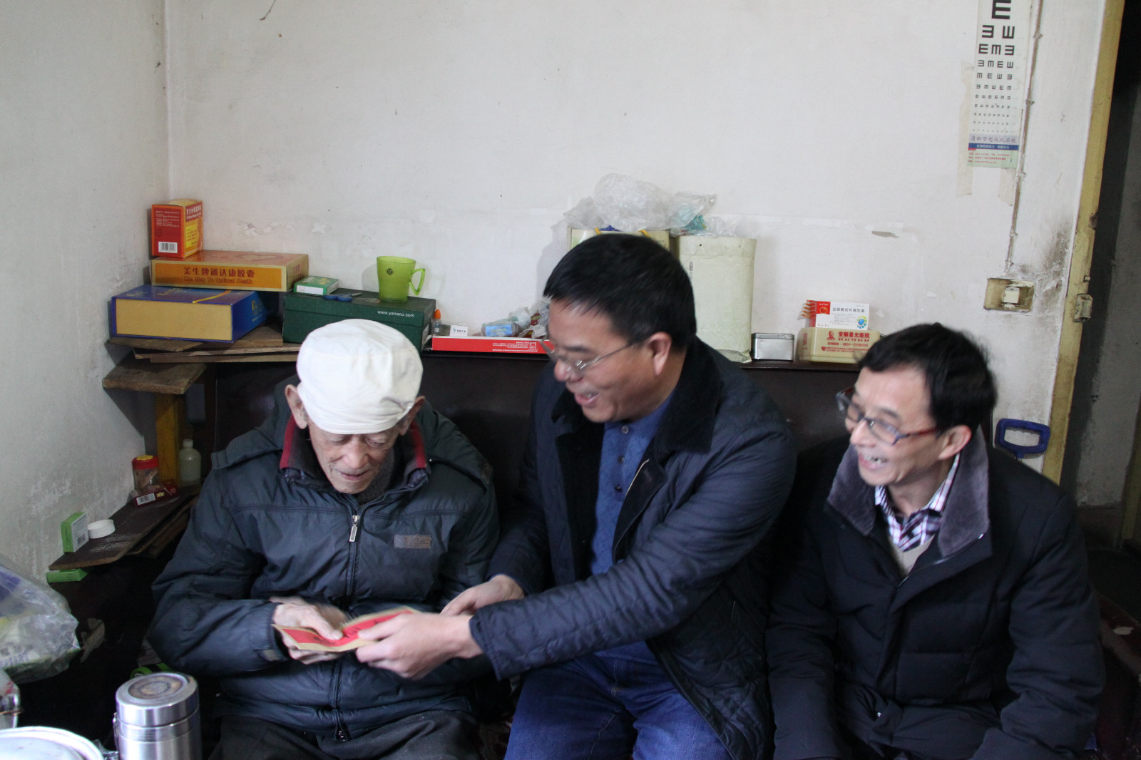 副局长周万强看望慰问90岁的退休老同志陈宗亮 副局长周万强看望慰问90岁的退休老同志陈宗亮