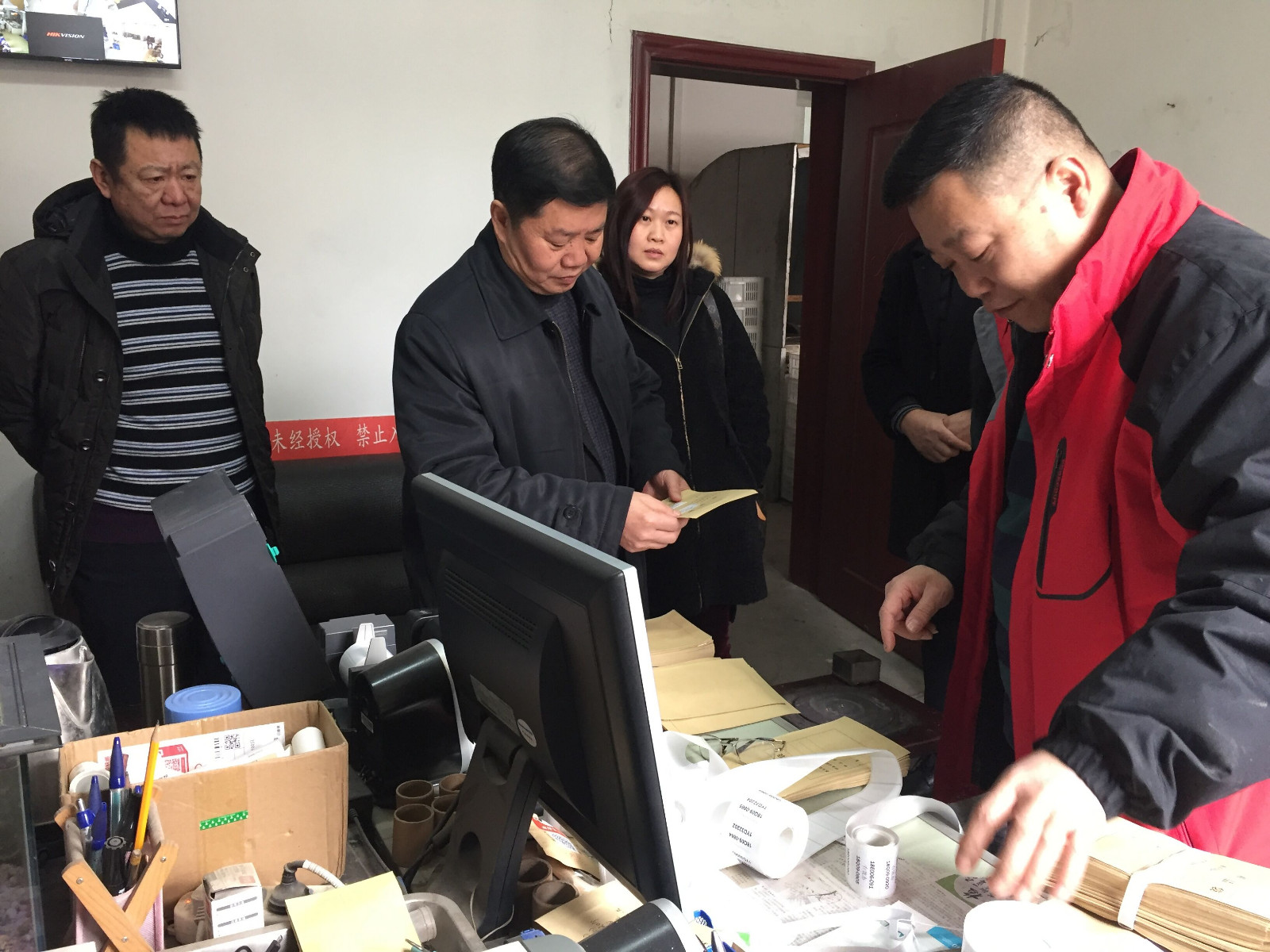 付贵林局长深入车间看望生产一线职工2 付贵林局长深入车间看望生产一线职工2