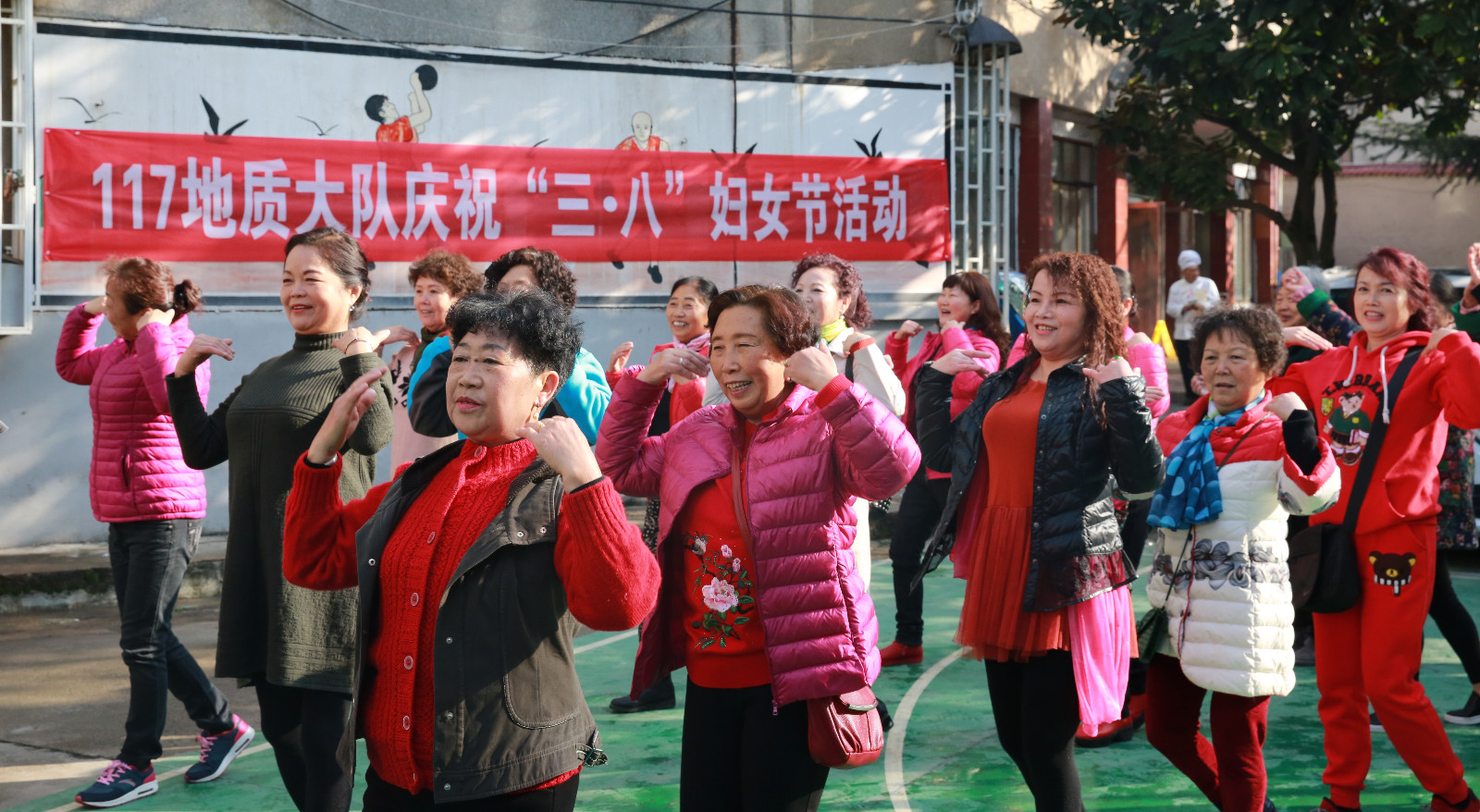 女职工们在篮球场跳广场舞（曹轶摄）