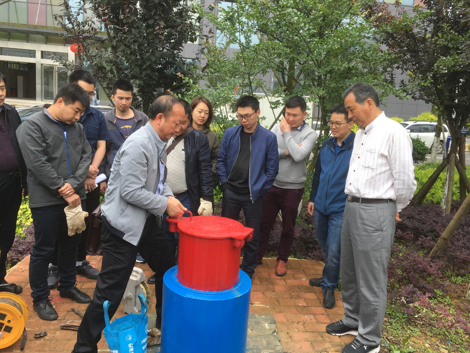中国地质环境监测院专家组实地对监测井质量进行检查