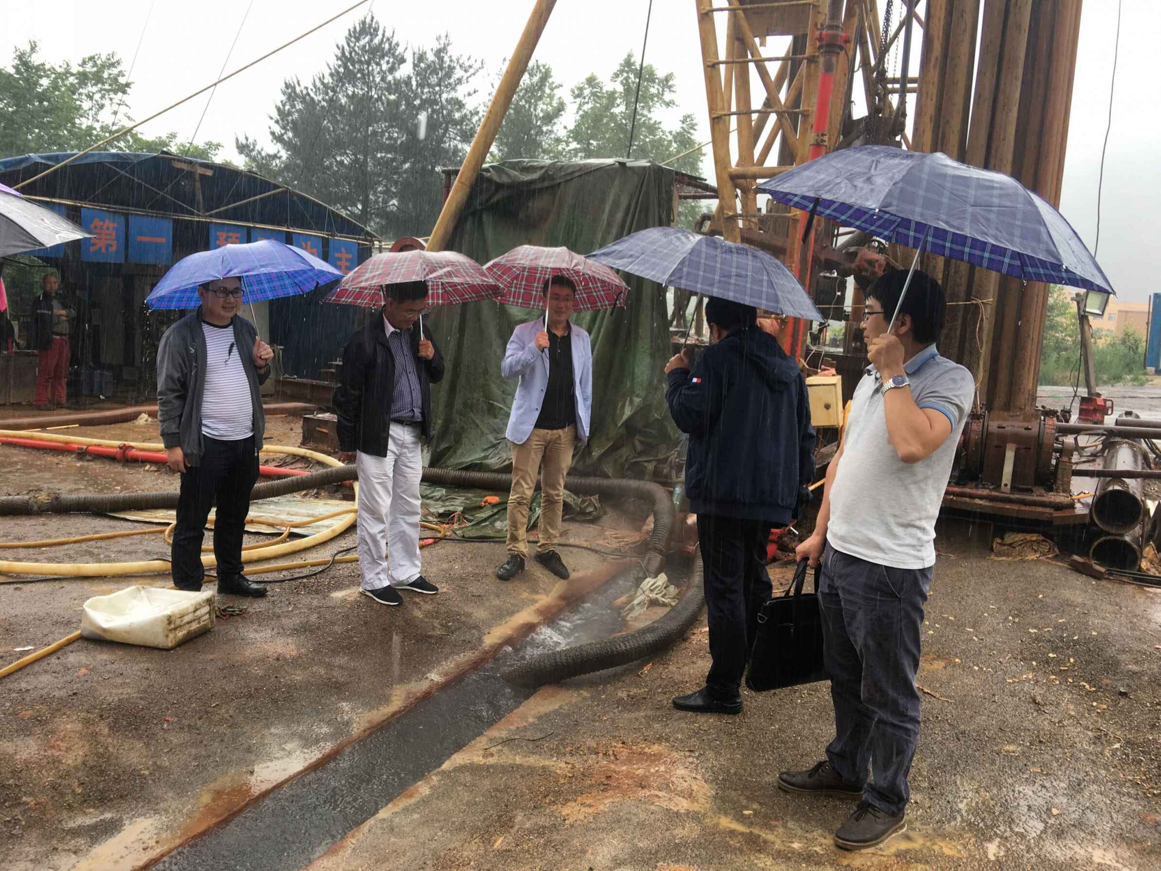 111队领导冒雨参观指导刚刚出水的地热井