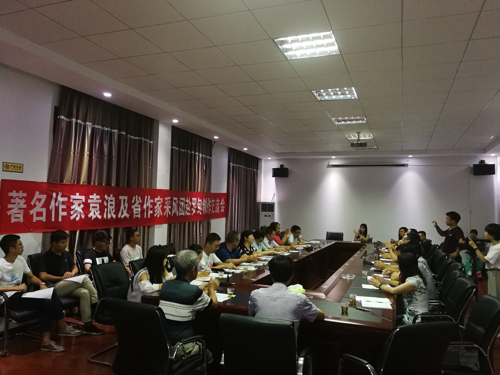 《杜鹃花》夏刊编辑部与罗甸县文联举行交流座谈会.jpg