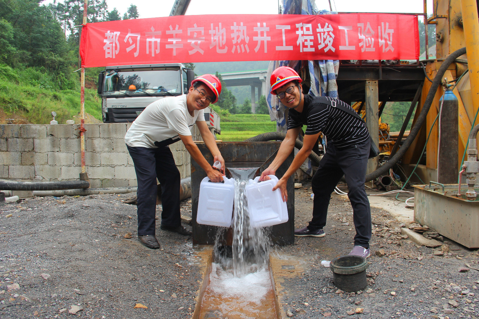 双方技术人员进行热水采样