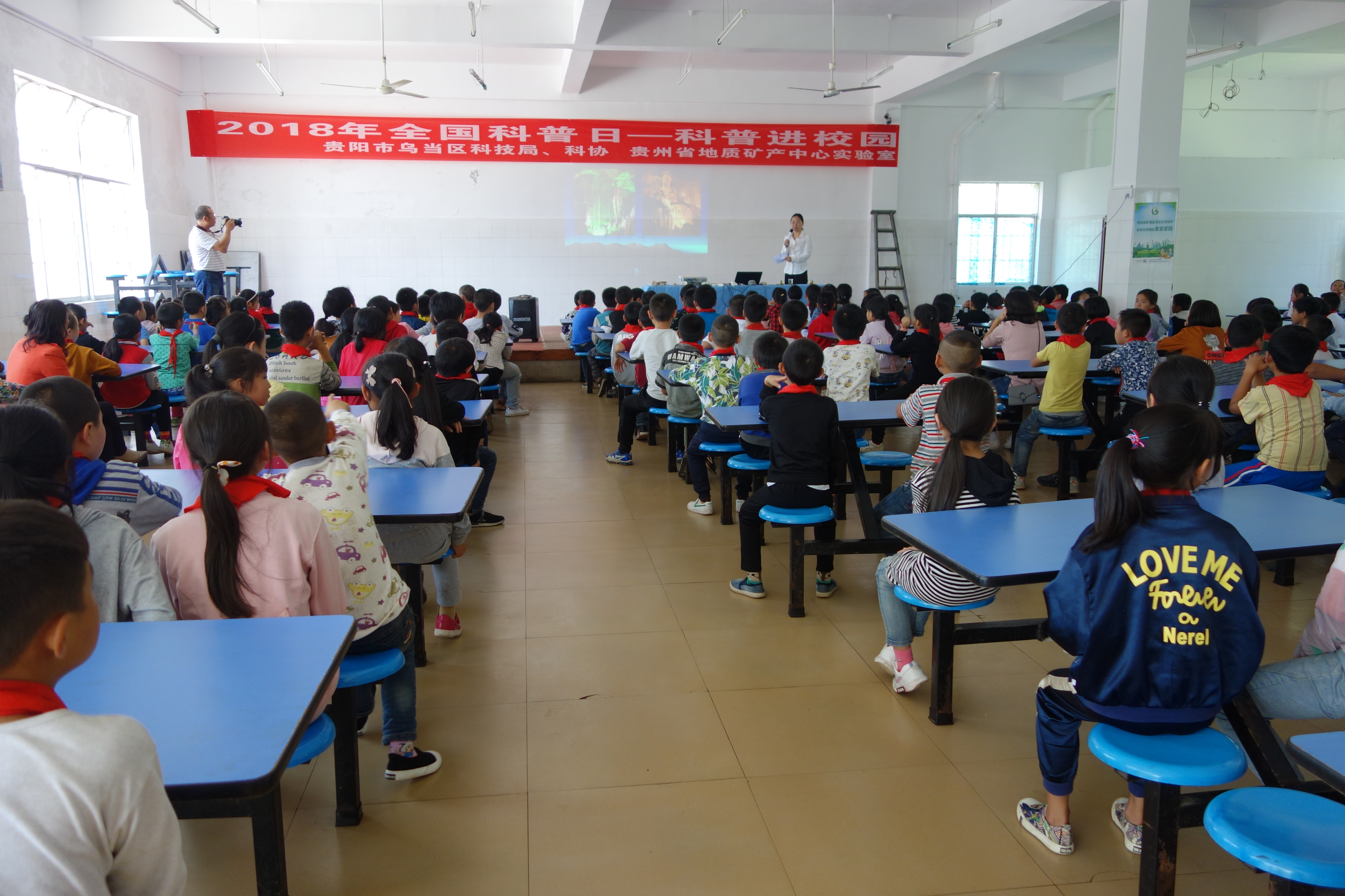 学生们聚精会神听科普讲座
