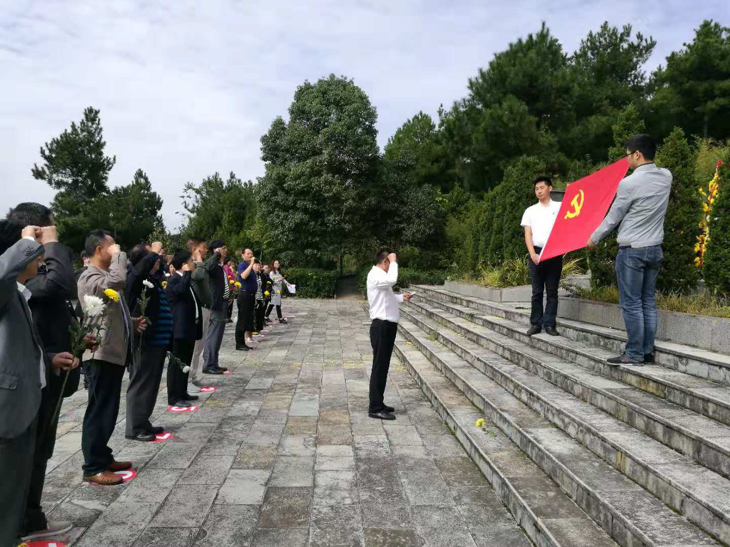 图为
