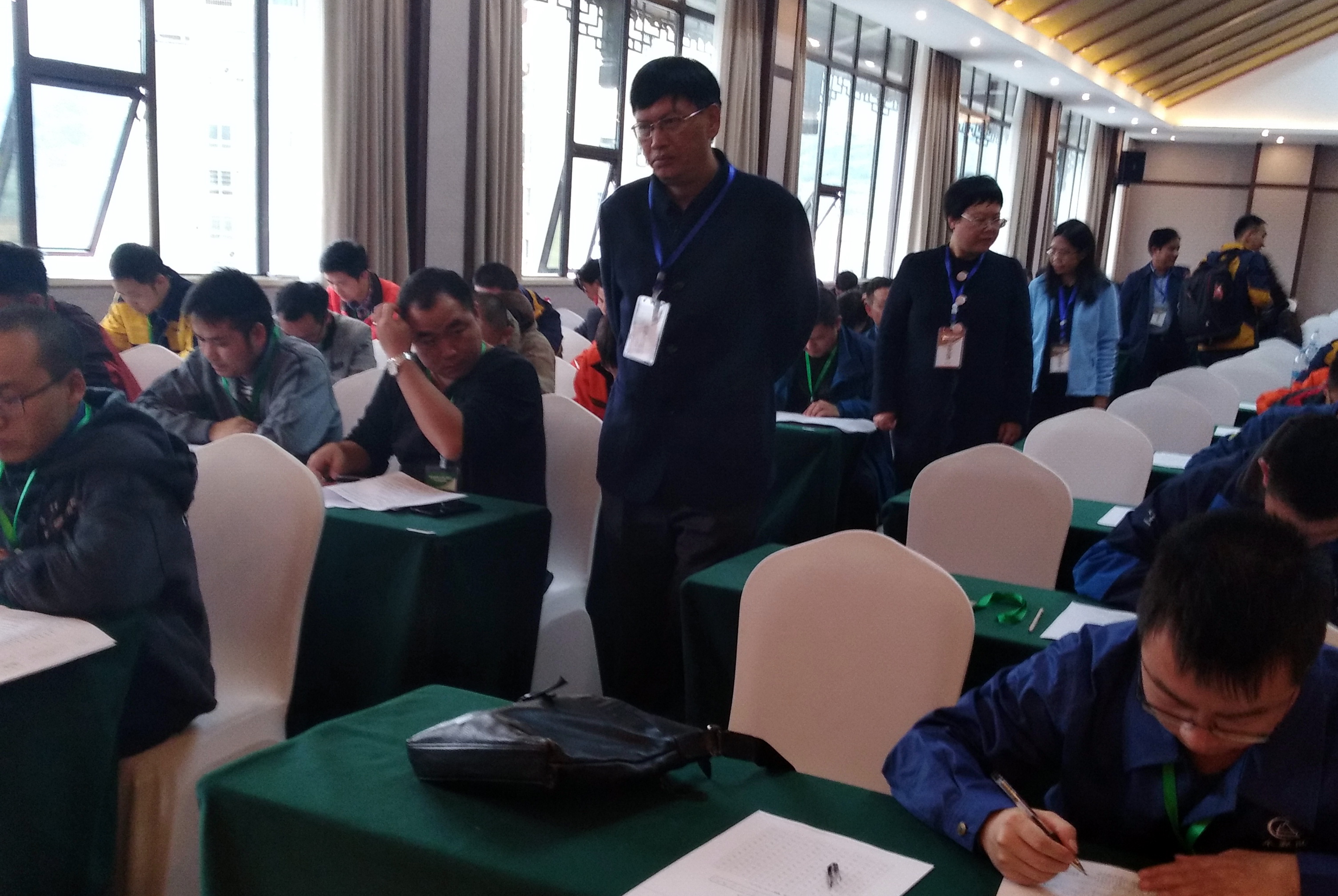 2018-10-22-竞赛领导小组巡视理论笔试现场_图为杨永忠副局长带队巡考