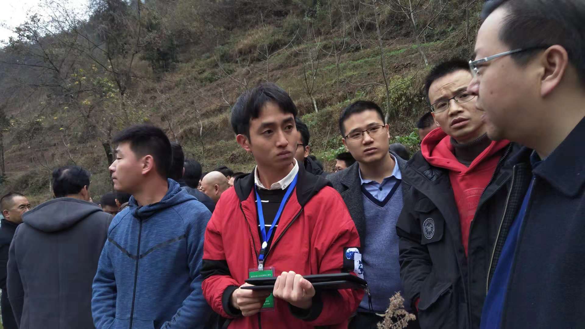 图为：贵州地矿测绘院技术人员在为观摩团讲解外业举证方法